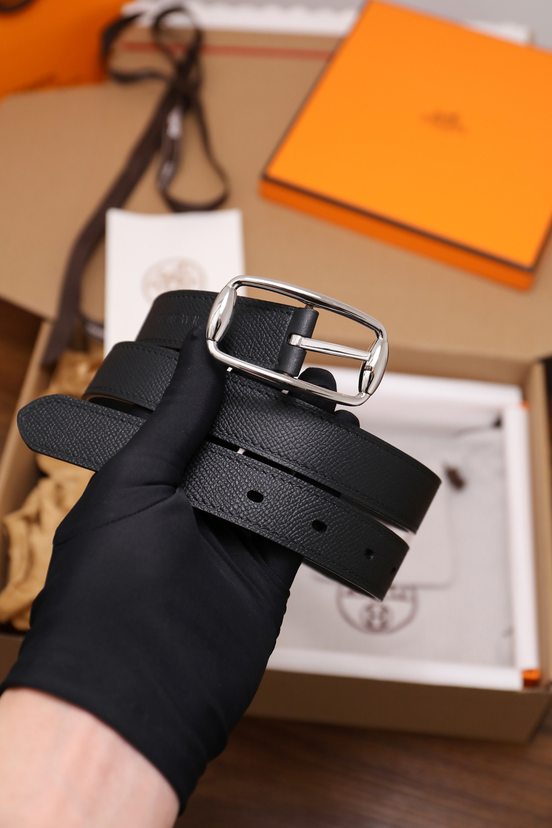爱马仕 女士腰带 春夏最新款式 宽度2.5CM 纯进口好皮，全粒面EP掌纹皮，2,0厚小牛皮底皮，皮质柔