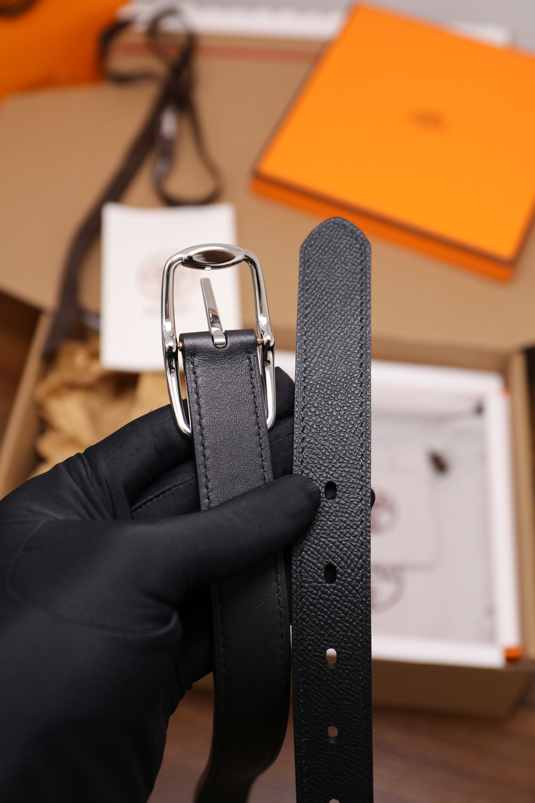 爱马仕 女士腰带 春夏最新款式 宽度2.5CM 纯进口好皮，全粒面EP掌纹皮，2,0厚小牛皮底皮，皮质柔