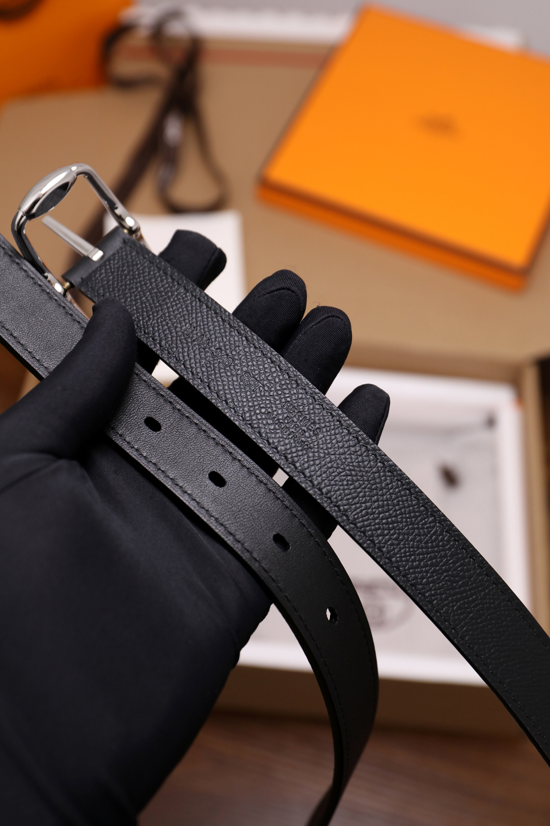 爱马仕 女士腰带 春夏最新款式 宽度2.5CM 纯进口好皮，全粒面EP掌纹皮，2,0厚小牛皮底皮，皮质柔