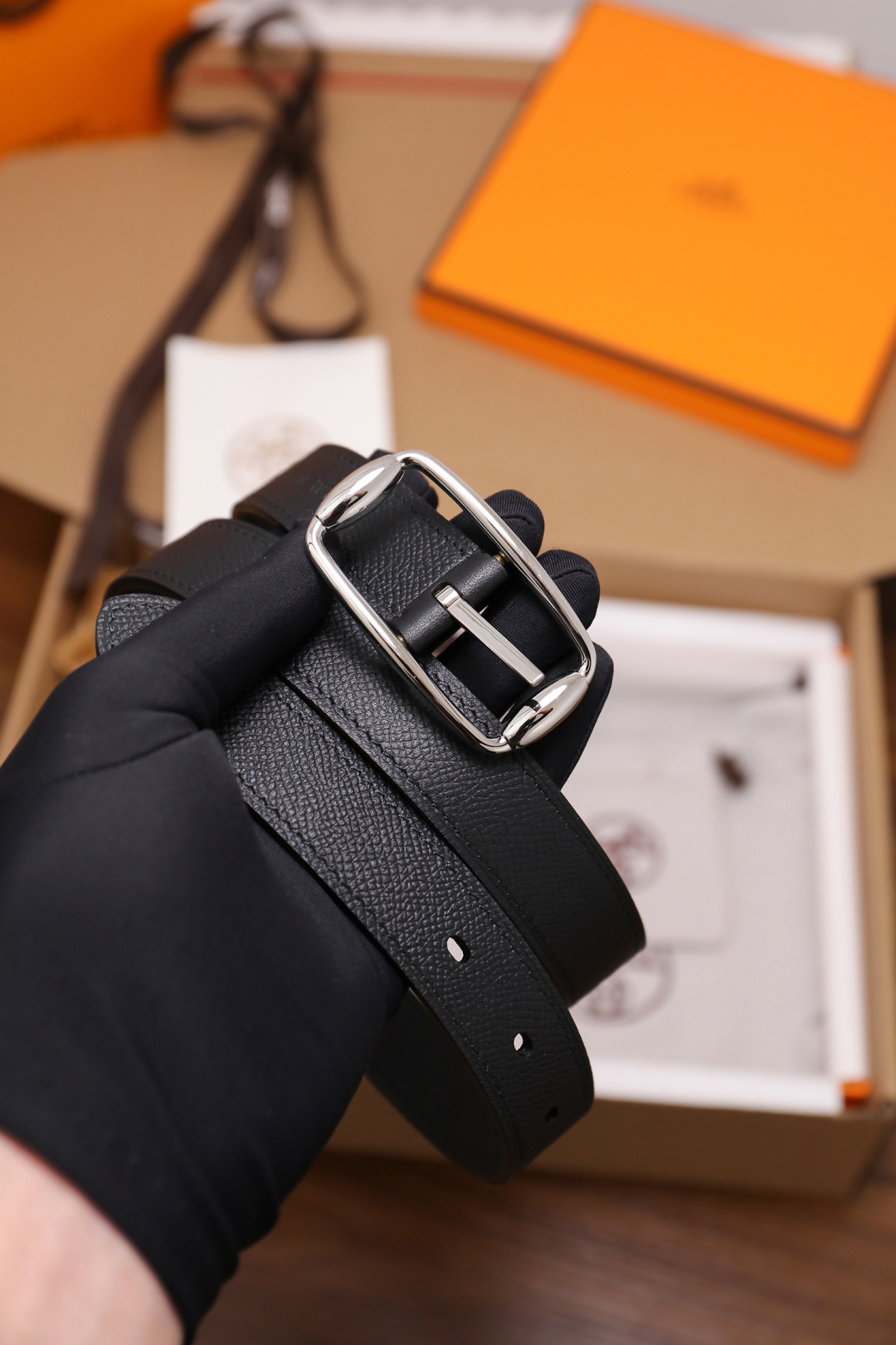 爱马仕 女士腰带 春夏最新款式 宽度2.5CM 纯进口好皮，全粒面EP掌纹皮，2,0厚小牛皮底皮，皮质柔