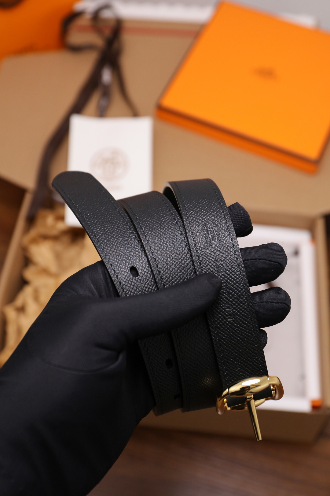 爱马仕 女士腰带 春夏最新款式 宽度2.5CM 纯进口好皮，全粒面EP掌纹皮，2,0厚小牛皮底皮，皮质柔