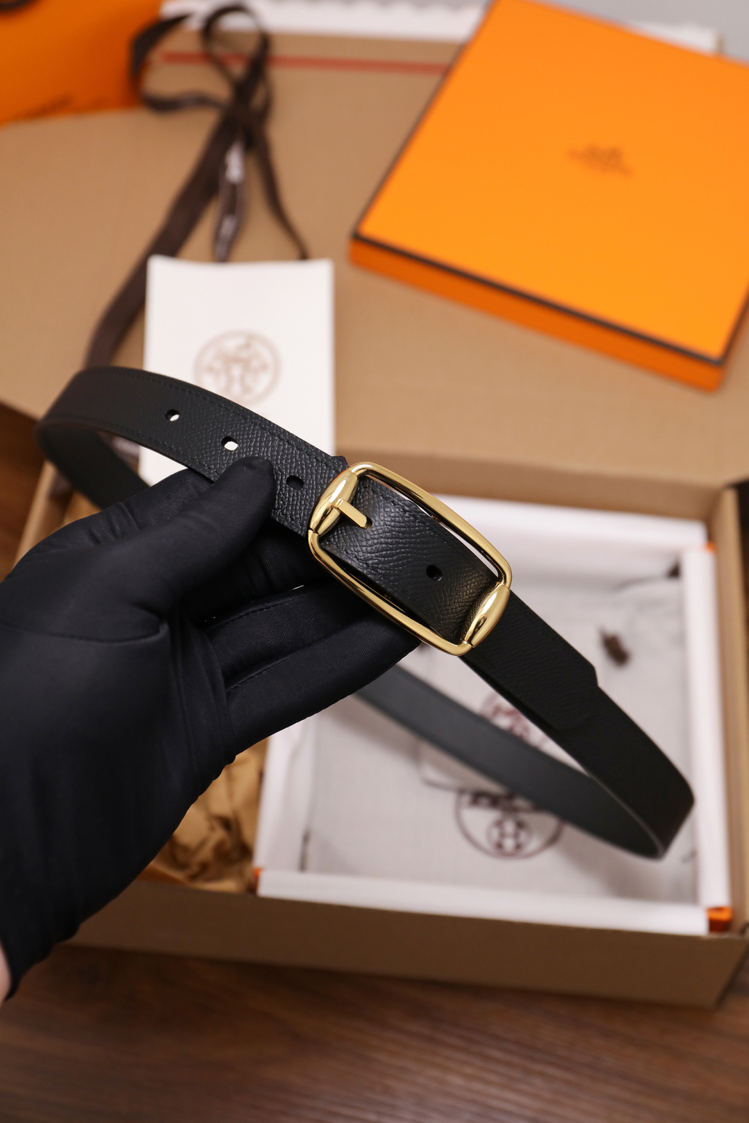 爱马仕 女士腰带 春夏最新款式 宽度2.5CM 纯进口好皮，全粒面EP掌纹皮，2,0厚小牛皮底皮，皮质柔