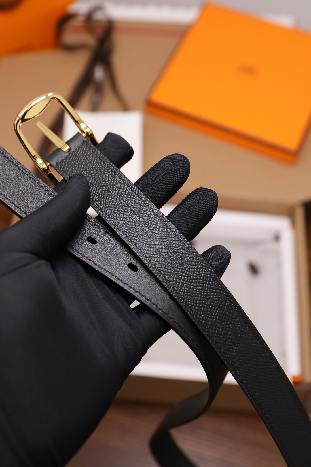 爱马仕 女士腰带 春夏最新款式 宽度2.5CM 纯进口好皮，全粒面EP掌纹皮，2,0厚小牛皮底皮，皮质柔