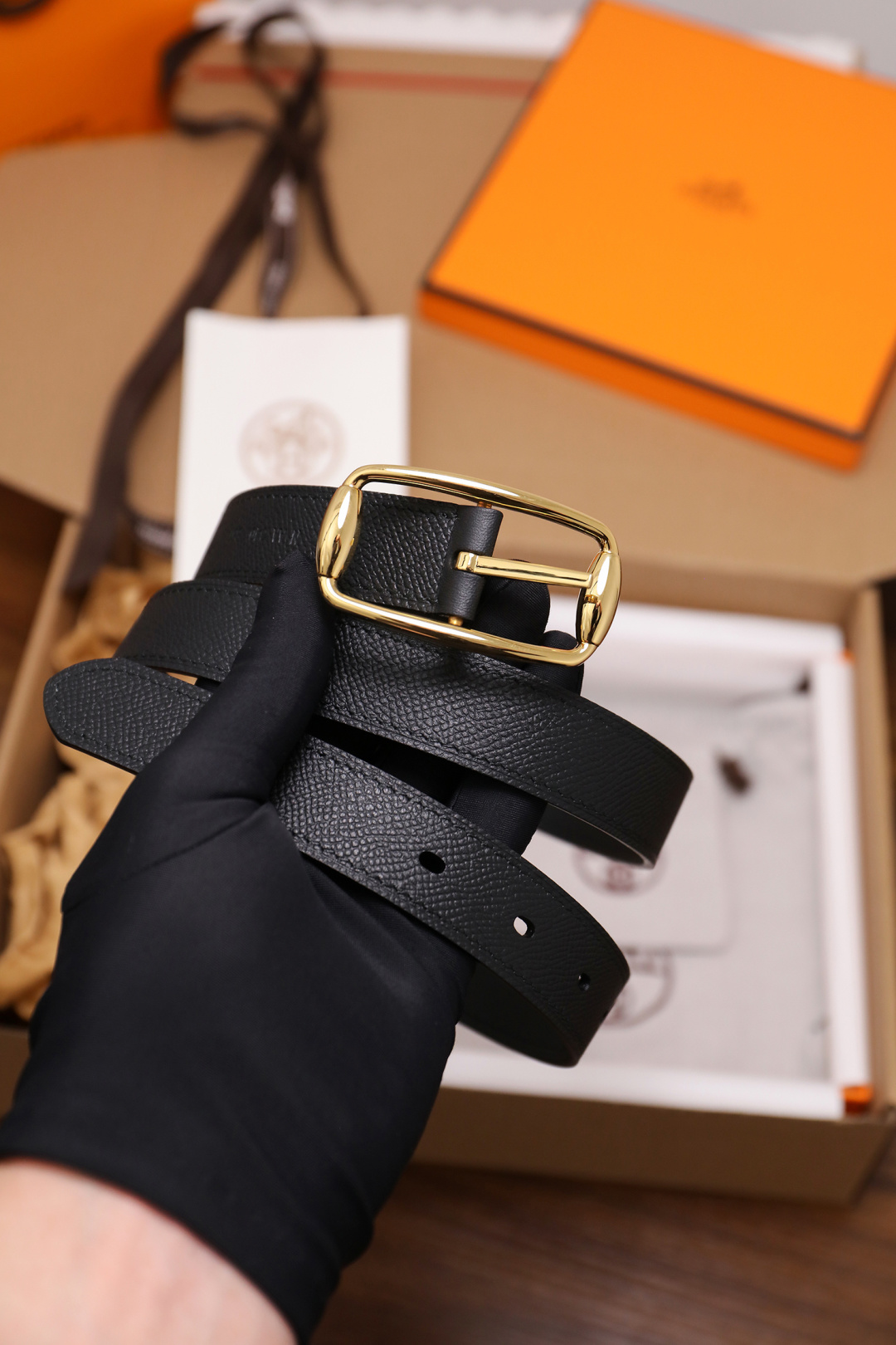 爱马仕 女士腰带 春夏最新款式 宽度2.5CM 纯进口好皮，全粒面EP掌纹皮，2,0厚小牛皮底皮，皮质柔