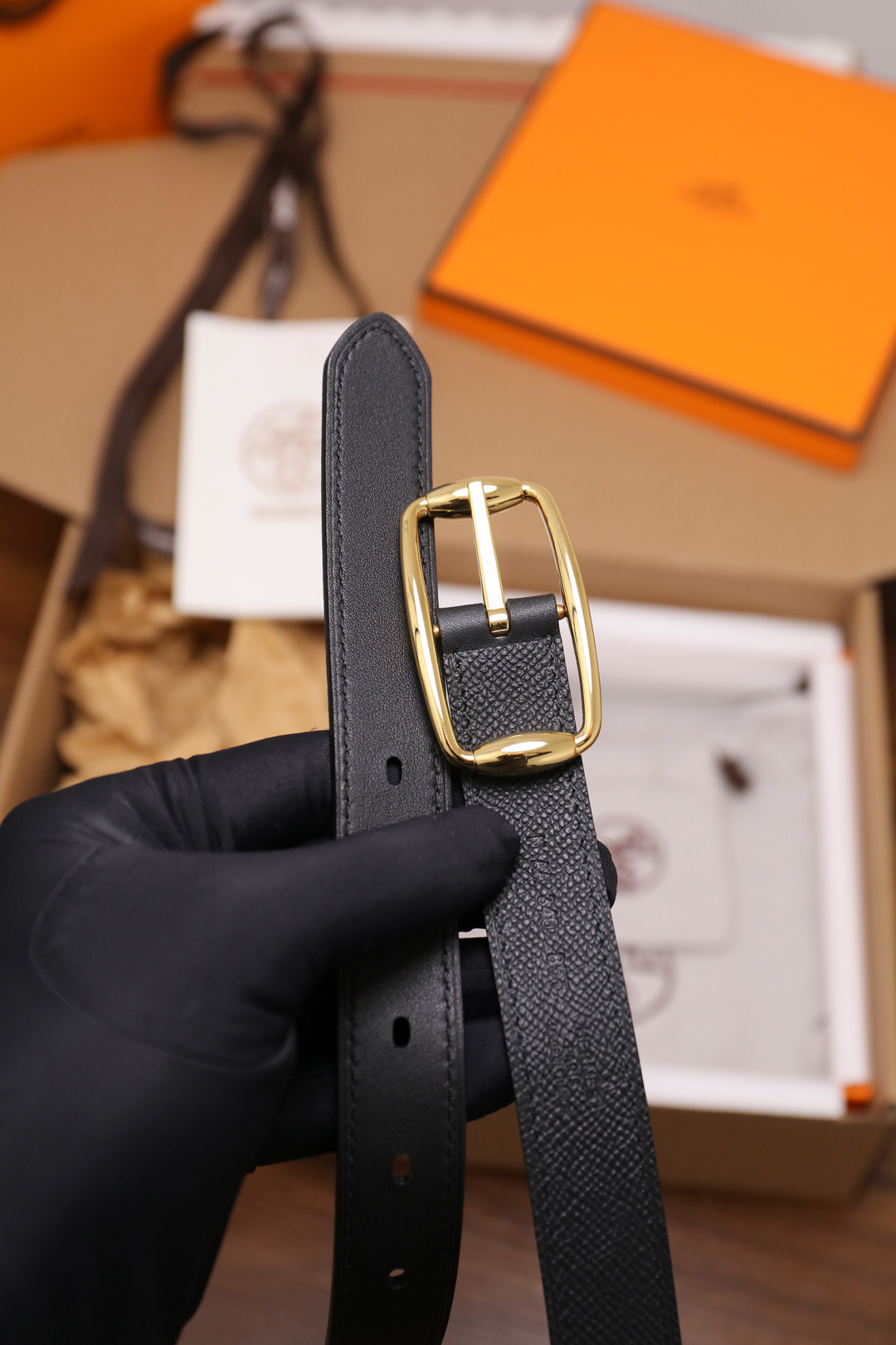 爱马仕 女士腰带 春夏最新款式 宽度2.5CM 纯进口好皮，全粒面EP掌纹皮，2,0厚小牛皮底皮，皮质柔