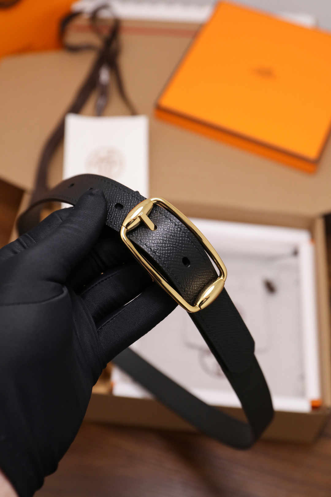 爱马仕 女士腰带 春夏最新款式 宽度2.5CM 纯进口好皮，全粒面EP掌纹皮，2,0厚小牛皮底皮，皮质柔