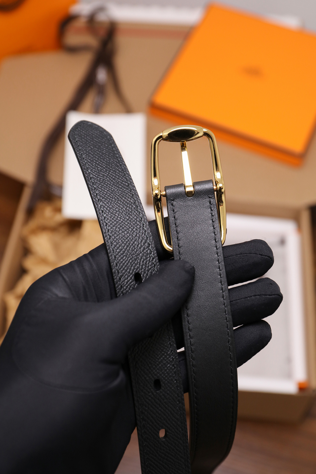 爱马仕 女士腰带 春夏最新款式 宽度2.5CM 纯进口好皮，全粒面EP掌纹皮，2,0厚小牛皮底皮，皮质柔