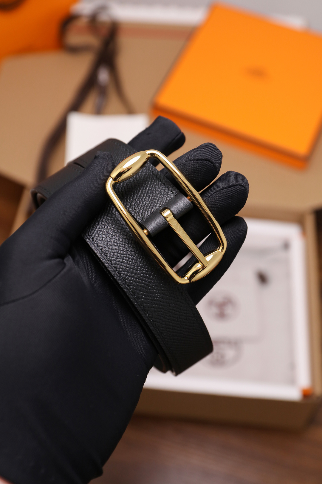 爱马仕 女士腰带 春夏最新款式 宽度2.5CM 纯进口好皮，全粒面EP掌纹皮，2,0厚小牛皮底皮，皮质柔