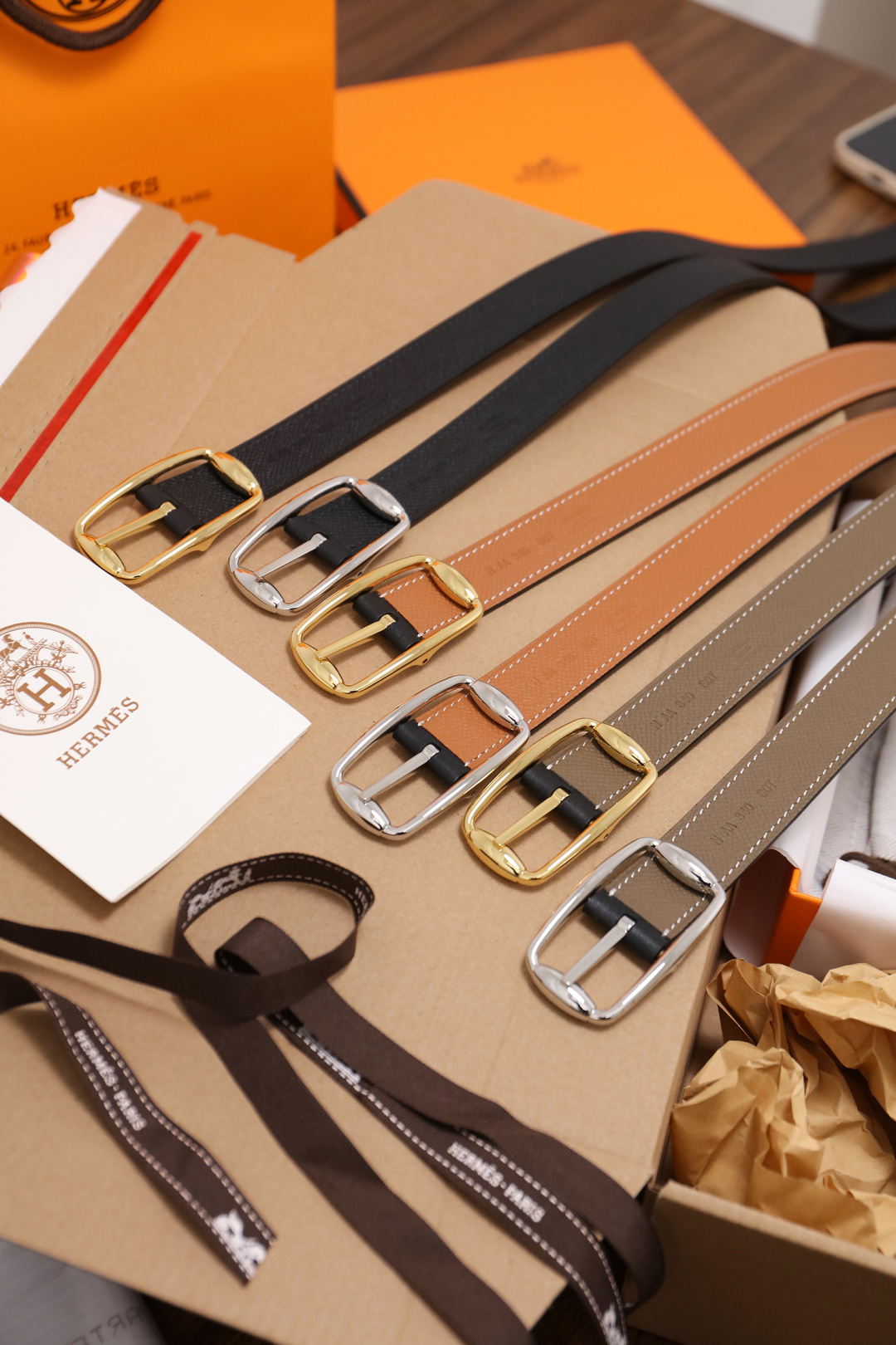 爱马仕 女士腰带 春夏最新款式 宽度2.5CM 纯进口好皮，全粒面EP掌纹皮，2,0厚小牛皮底皮，皮质柔