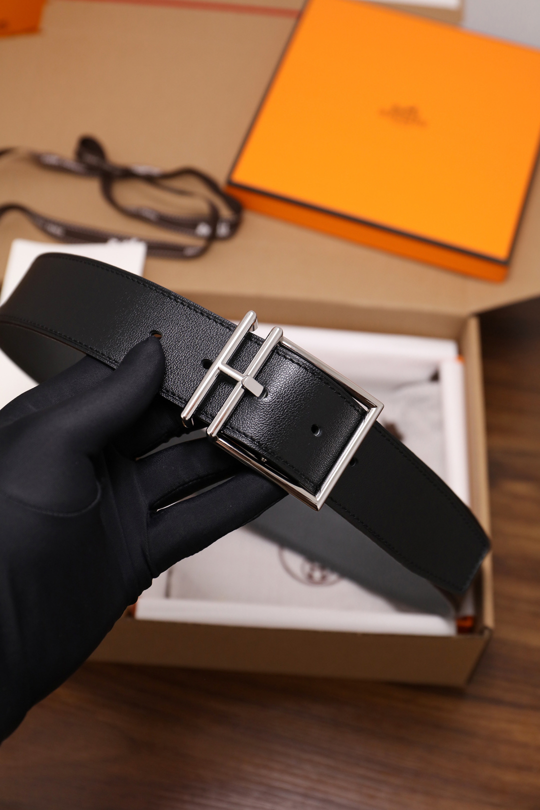 爱马仕 原单货品。双面可用 宽度3.8cmTOGO荔枝纹头层小牛皮搭配进口底皮。夹心我们也是用的纯皮，手