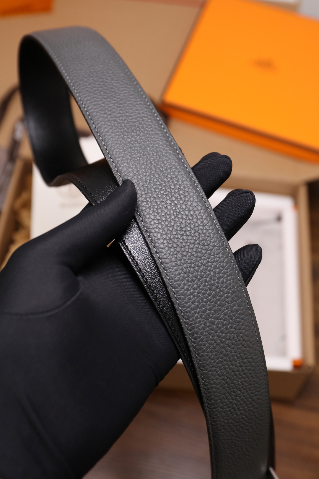 爱马仕 原单货品。双面可用 宽度3.8cmTOGO荔枝纹头层小牛皮搭配进口底皮。夹心我们也是用的纯皮，手