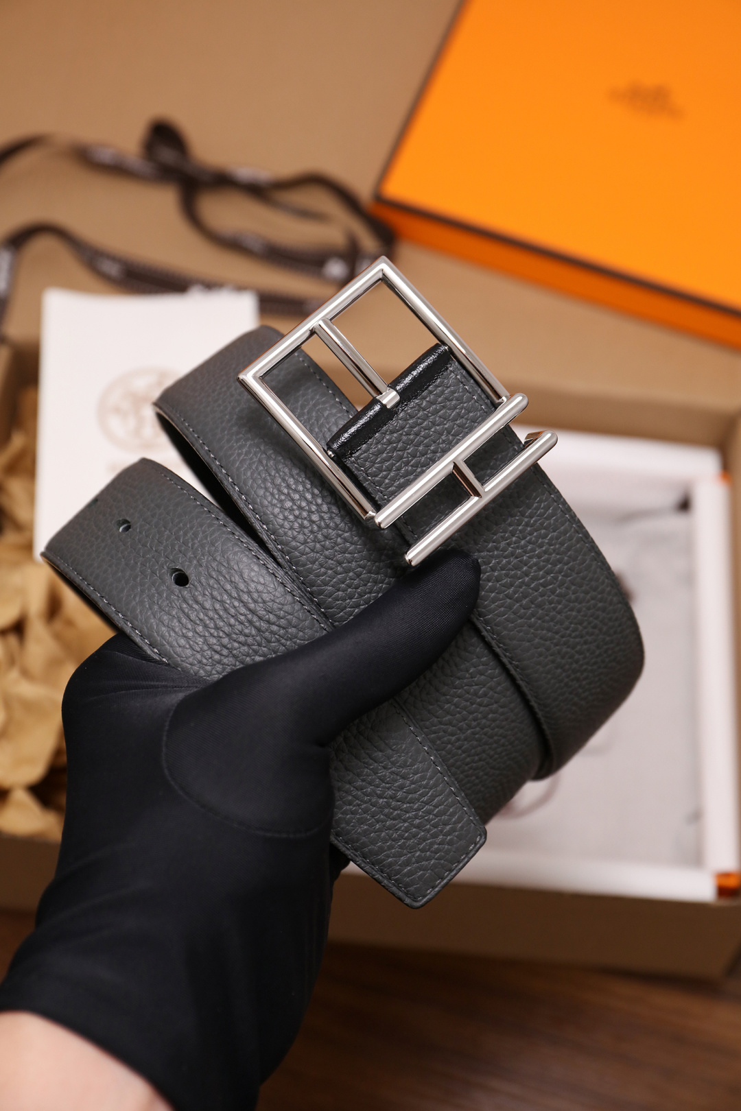 爱马仕 原单货品。双面可用 宽度3.8cmTOGO荔枝纹头层小牛皮搭配进口底皮。夹心我们也是用的纯皮，手