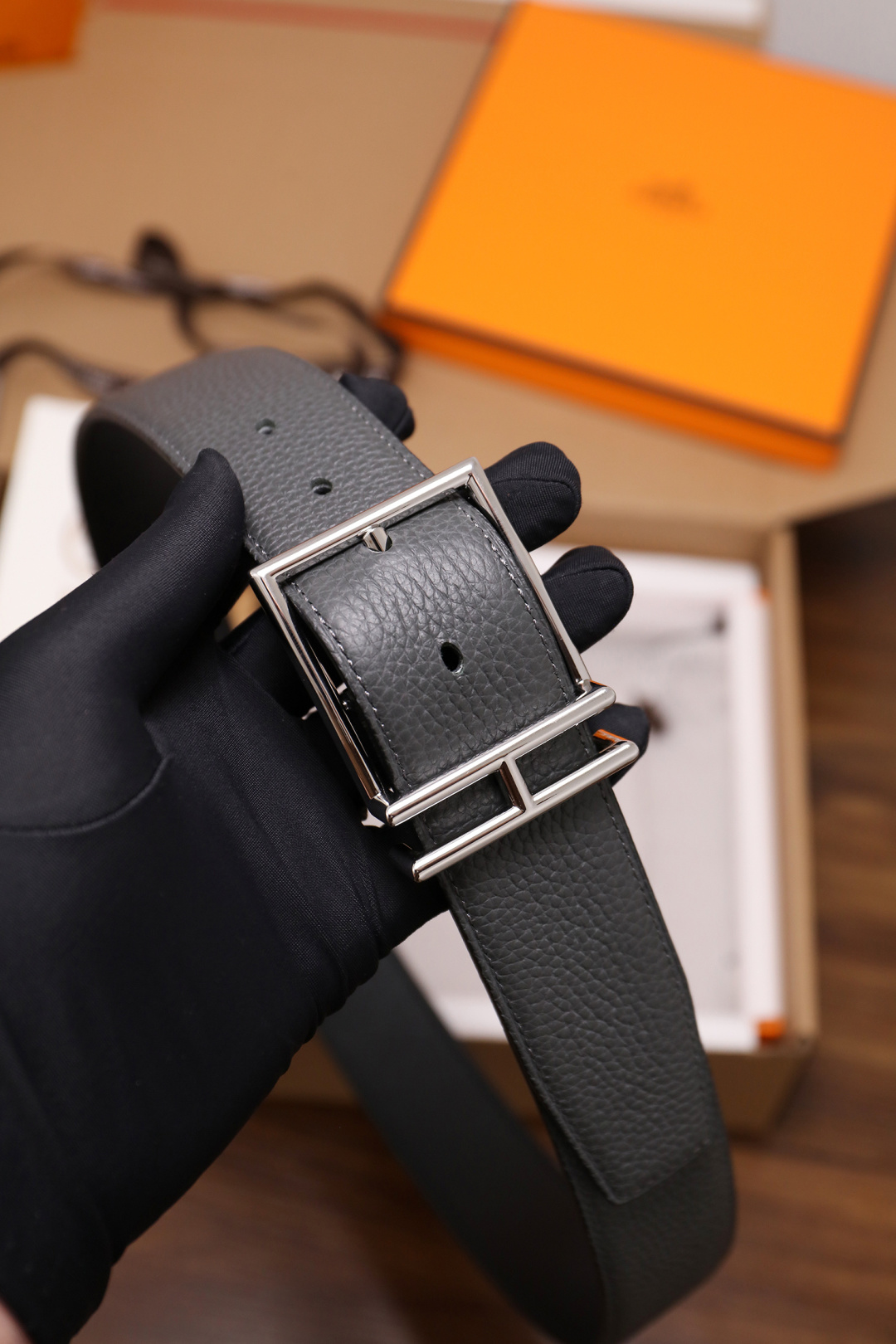 爱马仕 原单货品。双面可用 宽度3.8cmTOGO荔枝纹头层小牛皮搭配进口底皮。夹心我们也是用的纯皮，手