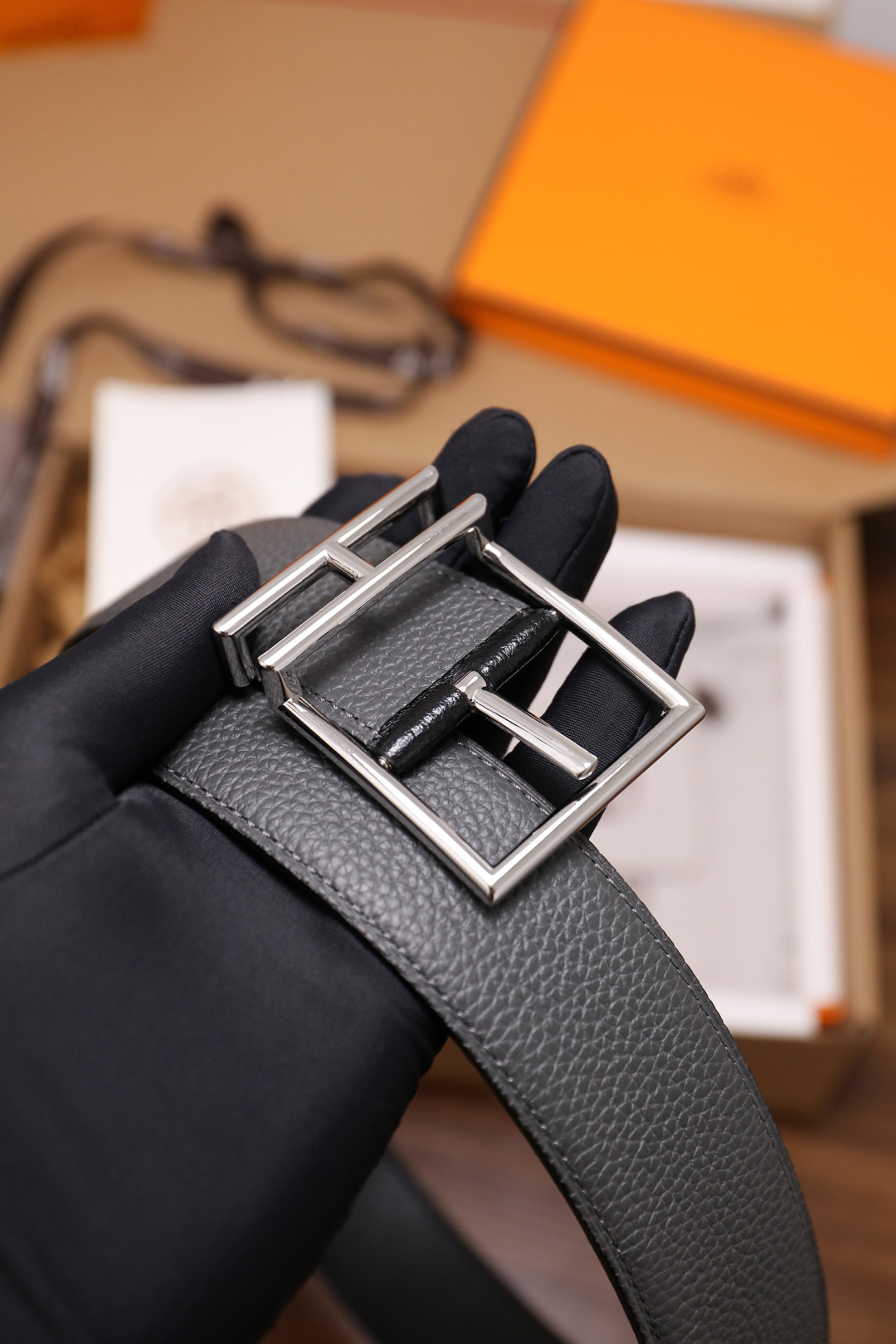 爱马仕 原单货品。双面可用 宽度3.8cmTOGO荔枝纹头层小牛皮搭配进口底皮。夹心我们也是用的纯皮，手