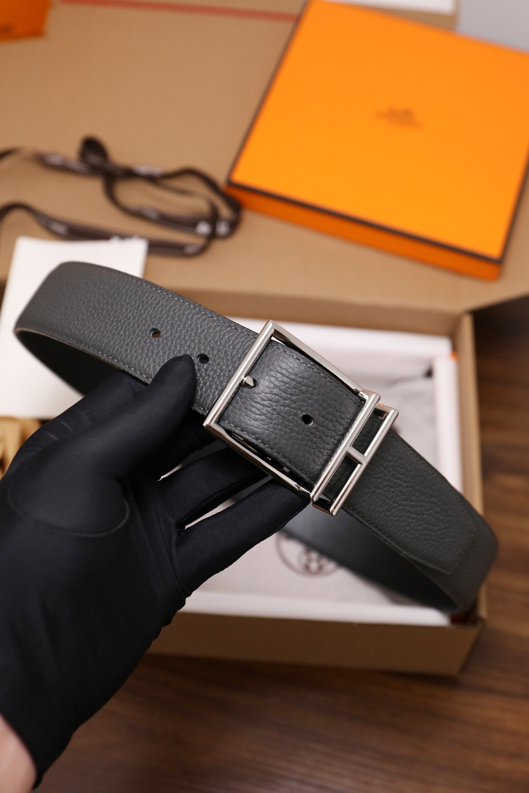 爱马仕 原单货品。双面可用 宽度3.8cmTOGO荔枝纹头层小牛皮搭配进口底皮。夹心我们也是用的纯皮，手