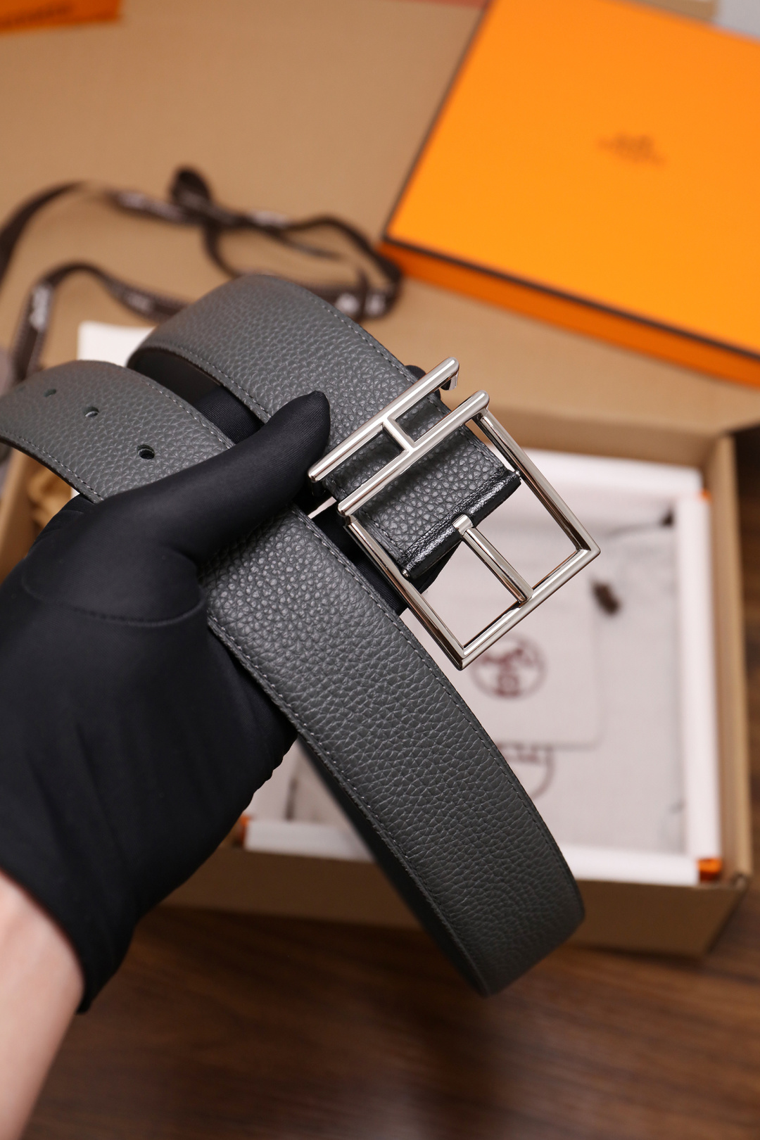 爱马仕 原单货品。双面可用 宽度3.8cmTOGO荔枝纹头层小牛皮搭配进口底皮。夹心我们也是用的纯皮，手