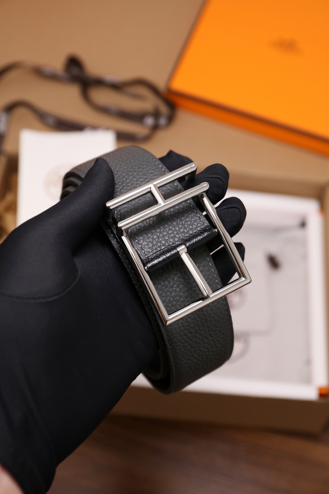 爱马仕 原单货品。双面可用 宽度3.8cmTOGO荔枝纹头层小牛皮搭配进口底皮。夹心我们也是用的纯皮，手