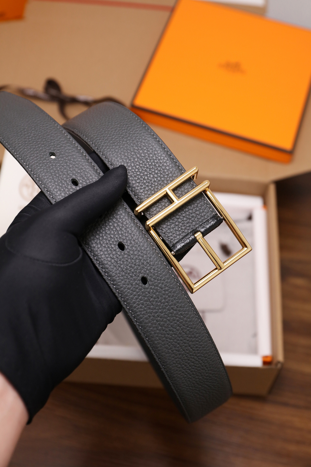 爱马仕 原单货品。双面可用 宽度3.8cmTOGO荔枝纹头层小牛皮搭配进口底皮。夹心我们也是用的纯皮，手