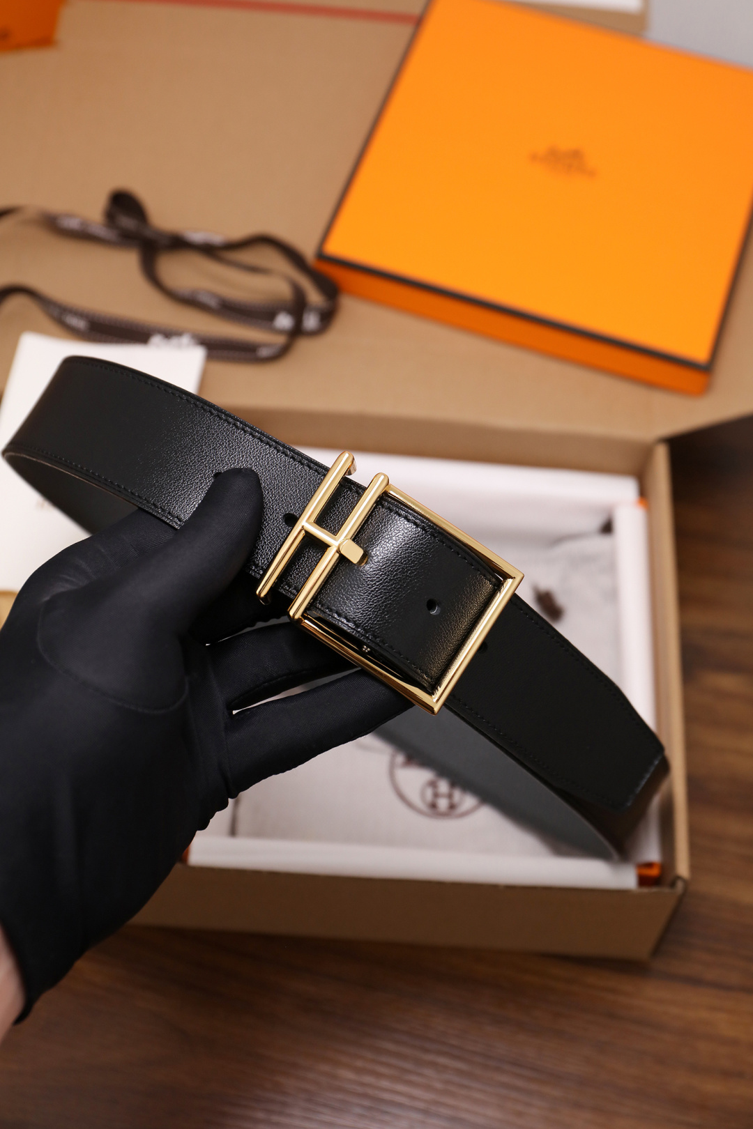 爱马仕 原单货品。双面可用 宽度3.8cmTOGO荔枝纹头层小牛皮搭配进口底皮。夹心我们也是用的纯皮，手