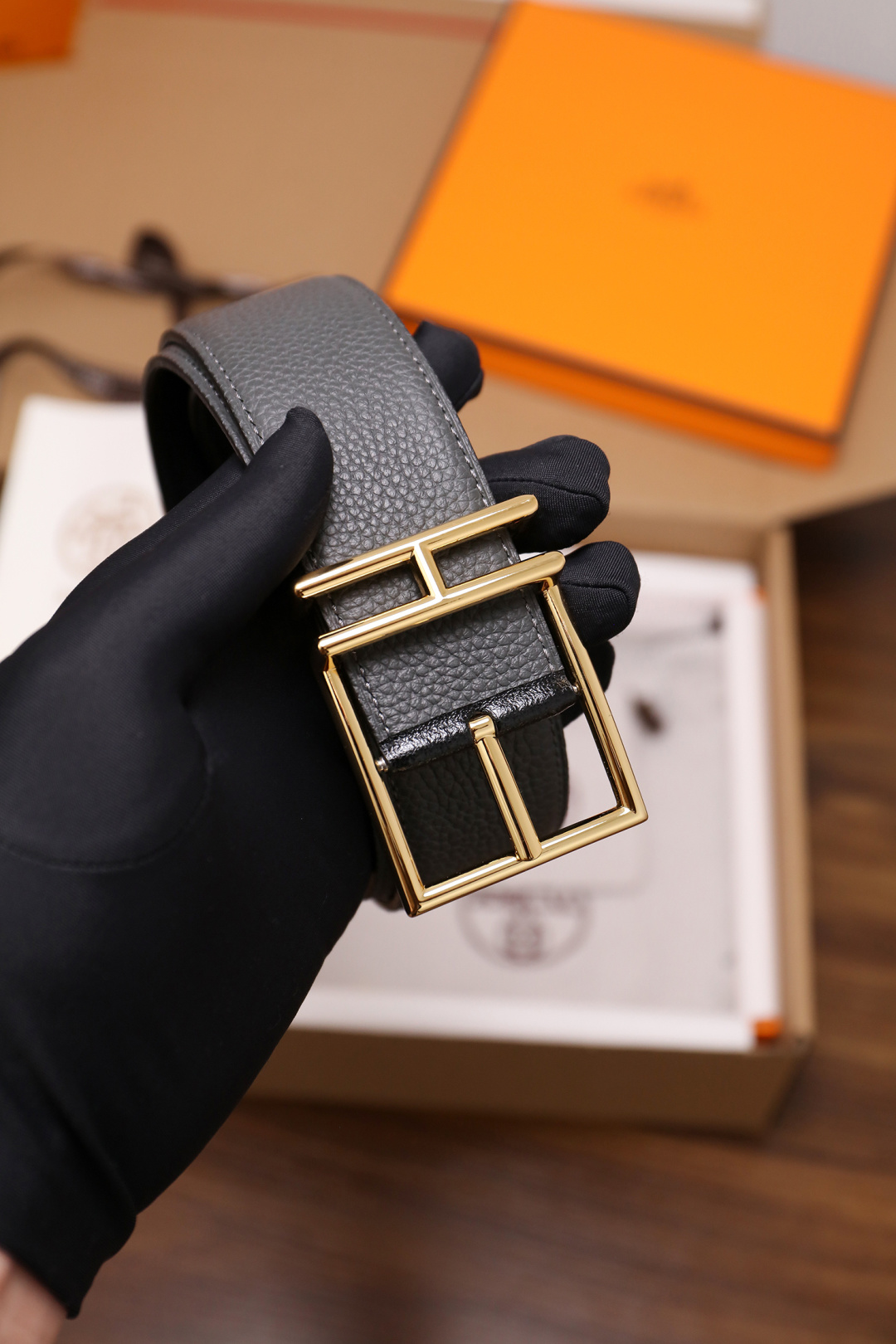 爱马仕 原单货品。双面可用 宽度3.8cmTOGO荔枝纹头层小牛皮搭配进口底皮。夹心我们也是用的纯皮，手