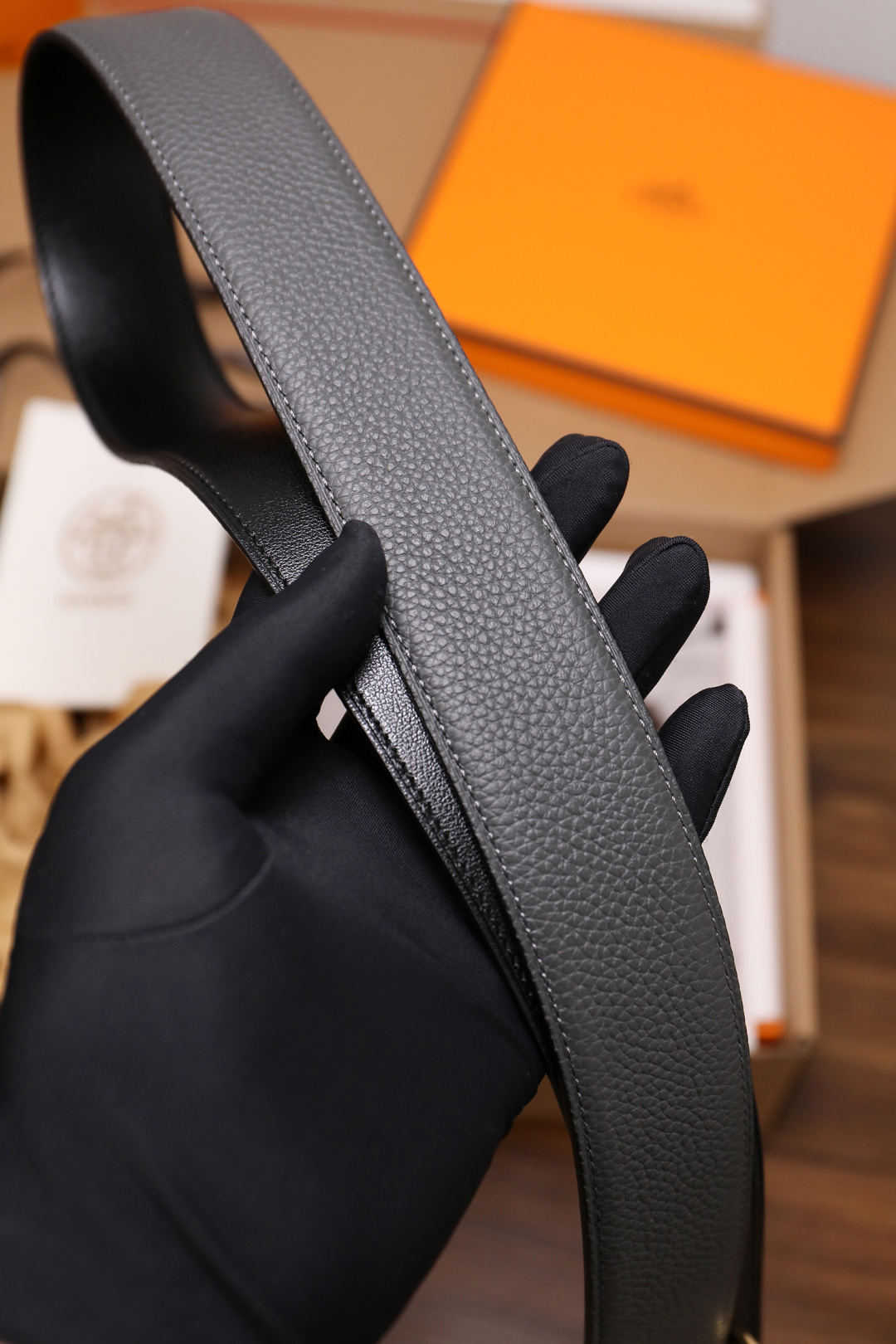 爱马仕 原单货品。双面可用 宽度3.8cmTOGO荔枝纹头层小牛皮搭配进口底皮。夹心我们也是用的纯皮，手