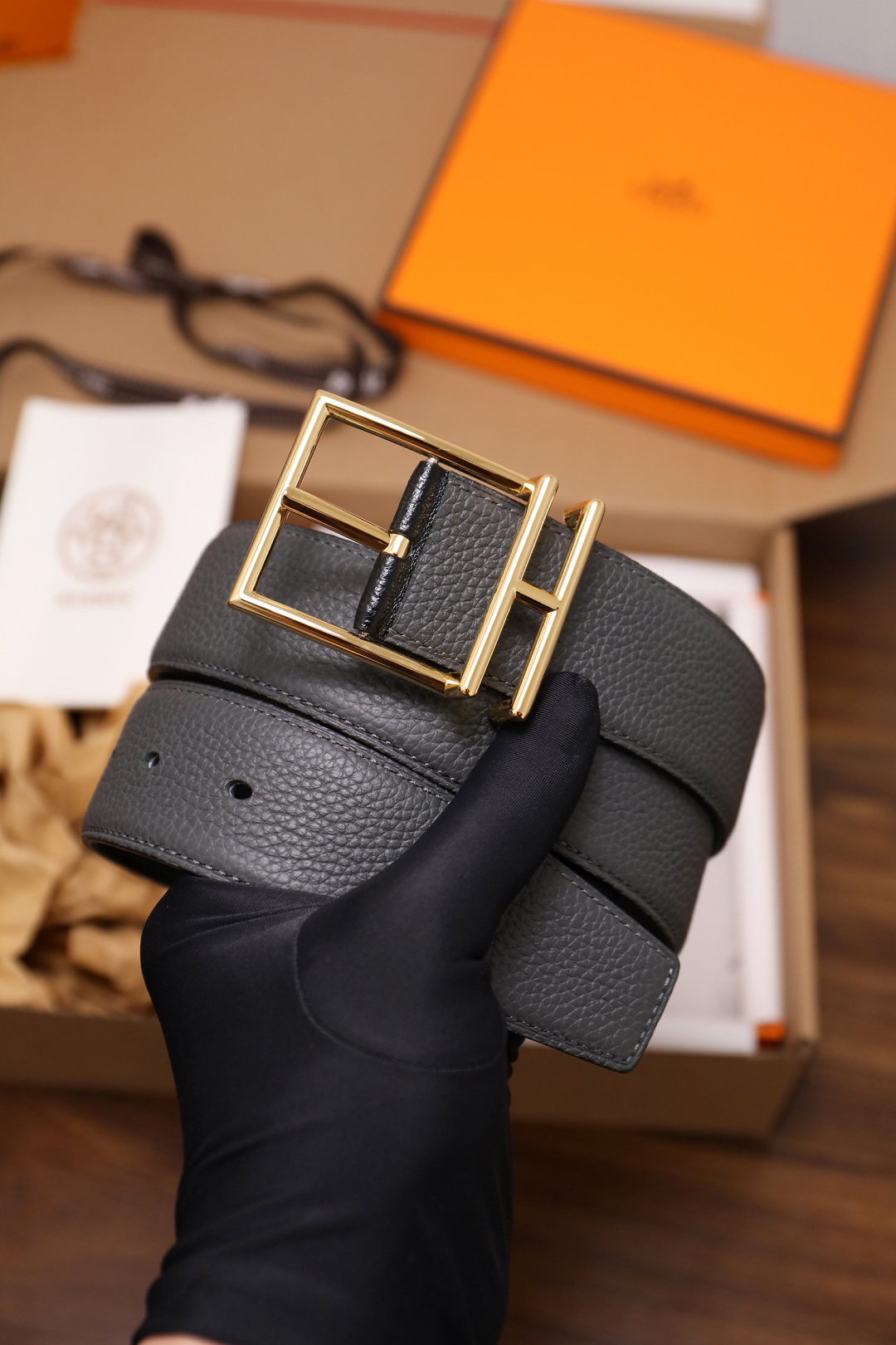 爱马仕 原单货品。双面可用 宽度3.8cmTOGO荔枝纹头层小牛皮搭配进口底皮。夹心我们也是用的纯皮，手