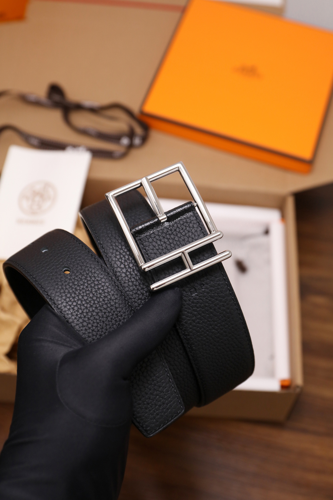 爱马仕 原单货品。双面可用 宽度3.8cmTOGO荔枝纹头层小牛皮搭配进口底皮。夹心我们也是用的纯皮，手