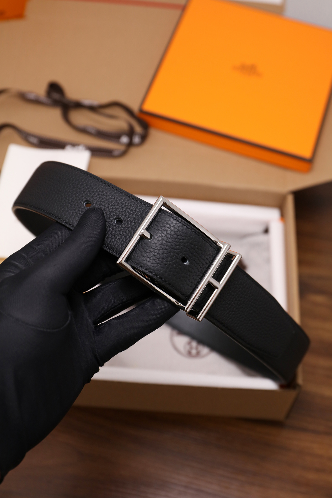 爱马仕 原单货品。双面可用 宽度3.8cmTOGO荔枝纹头层小牛皮搭配进口底皮。夹心我们也是用的纯皮，手