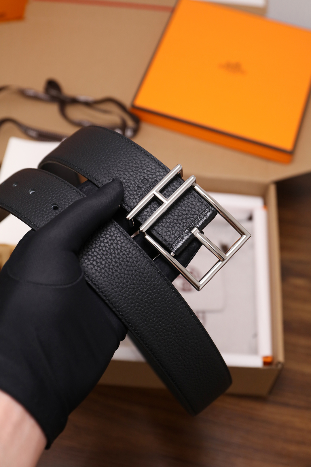 爱马仕 原单货品。双面可用 宽度3.8cmTOGO荔枝纹头层小牛皮搭配进口底皮。夹心我们也是用的纯皮，手