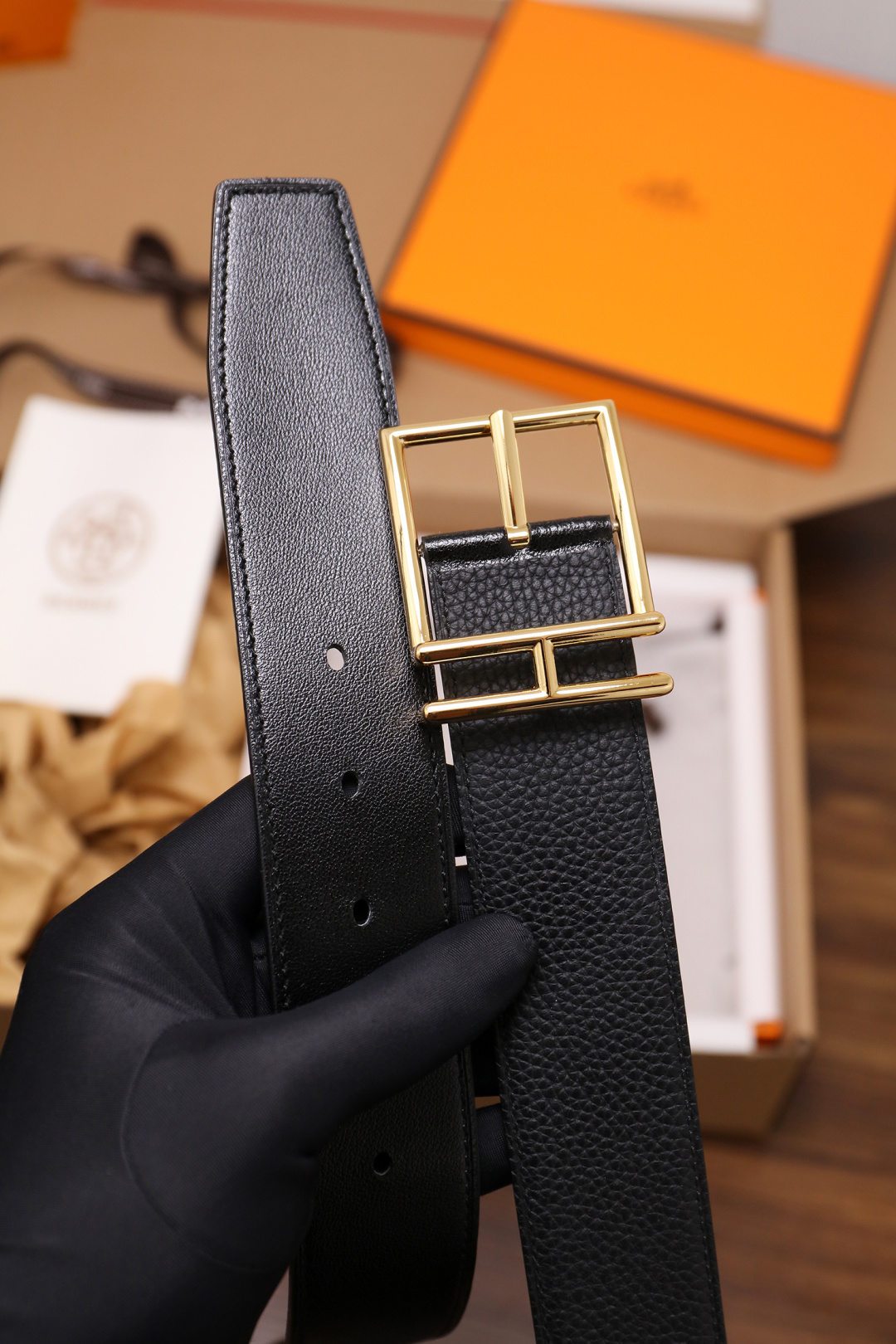 爱马仕 原单货品。双面可用 宽度3.8cmTOGO荔枝纹头层小牛皮搭配进口底皮。夹心我们也是用的纯皮，手