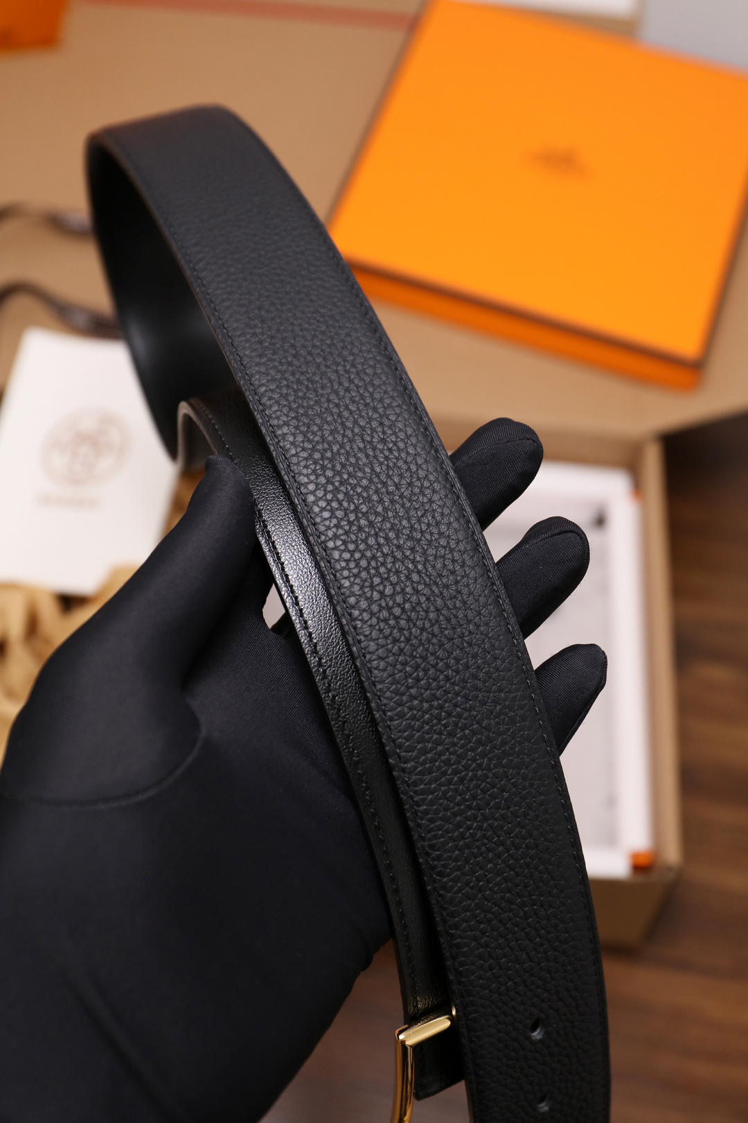 爱马仕 原单货品。双面可用 宽度3.8cmTOGO荔枝纹头层小牛皮搭配进口底皮。夹心我们也是用的纯皮，手