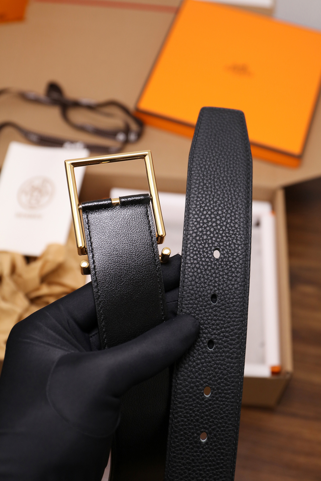 爱马仕 原单货品。双面可用 宽度3.8cmTOGO荔枝纹头层小牛皮搭配进口底皮。夹心我们也是用的纯皮，手