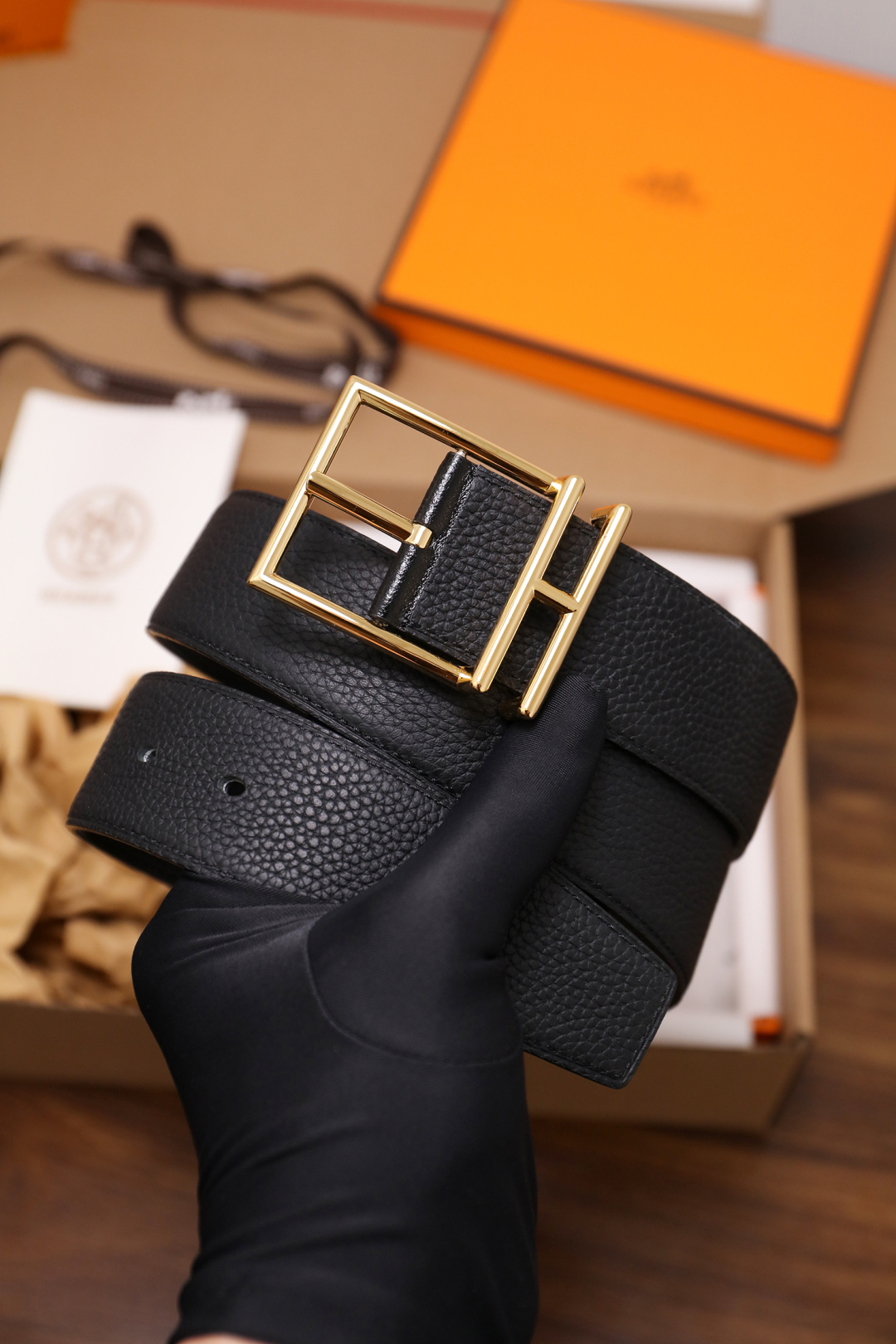 爱马仕 原单货品。双面可用 宽度3.8cmTOGO荔枝纹头层小牛皮搭配进口底皮。夹心我们也是用的纯皮，手