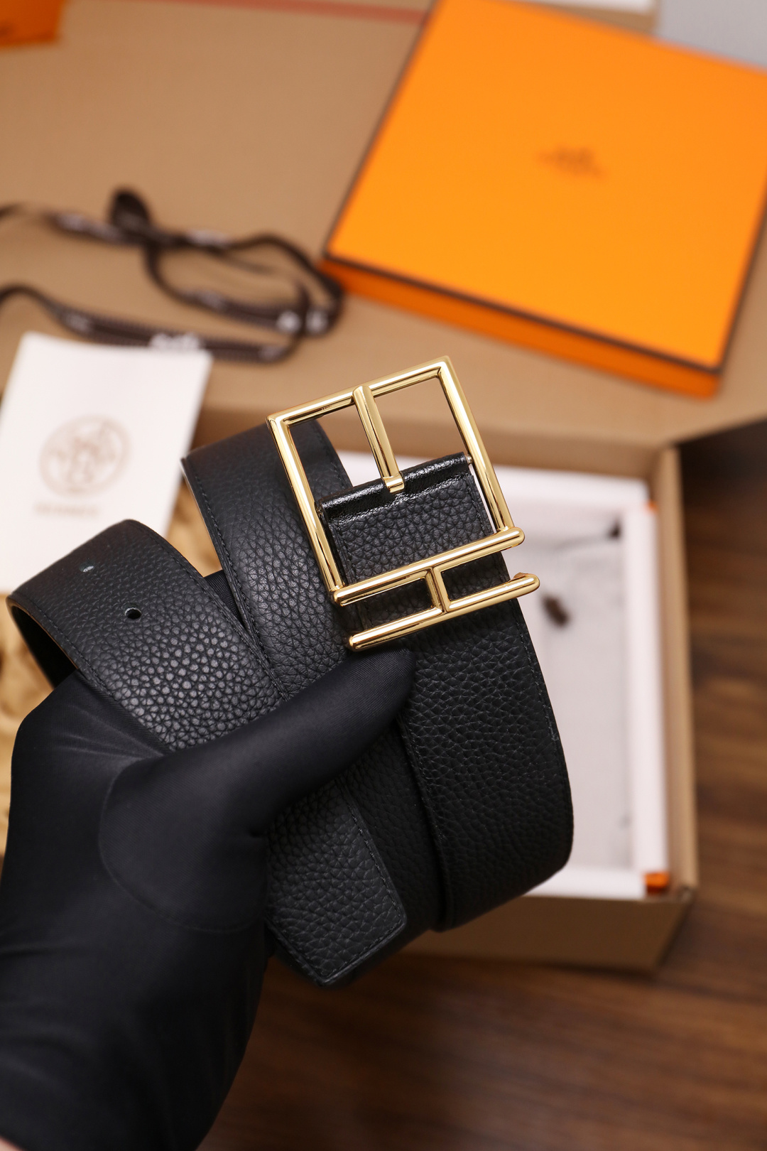 爱马仕 原单货品。双面可用 宽度3.8cmTOGO荔枝纹头层小牛皮搭配进口底皮。夹心我们也是用的纯皮，手