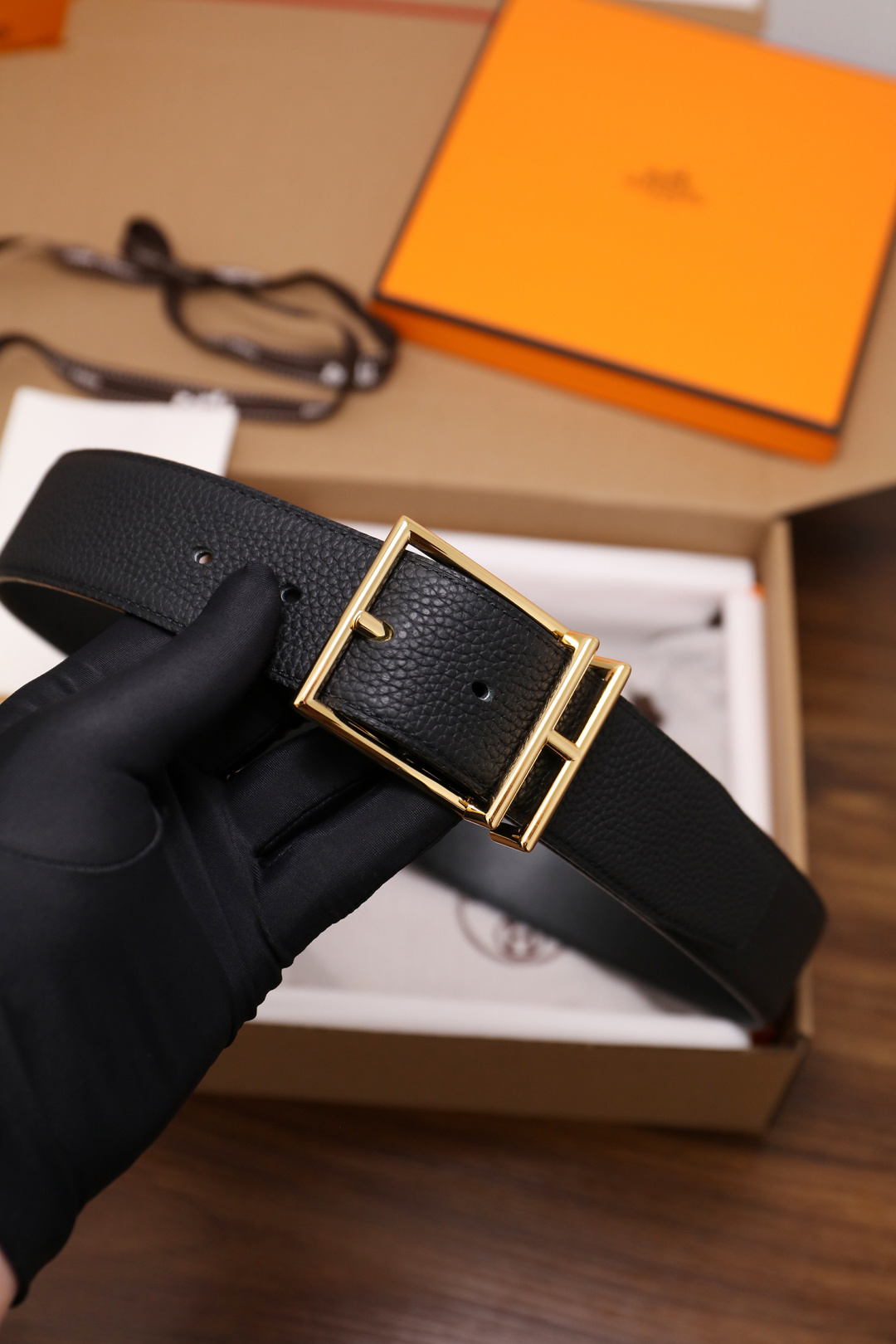 爱马仕 原单货品。双面可用 宽度3.8cmTOGO荔枝纹头层小牛皮搭配进口底皮。夹心我们也是用的纯皮，手