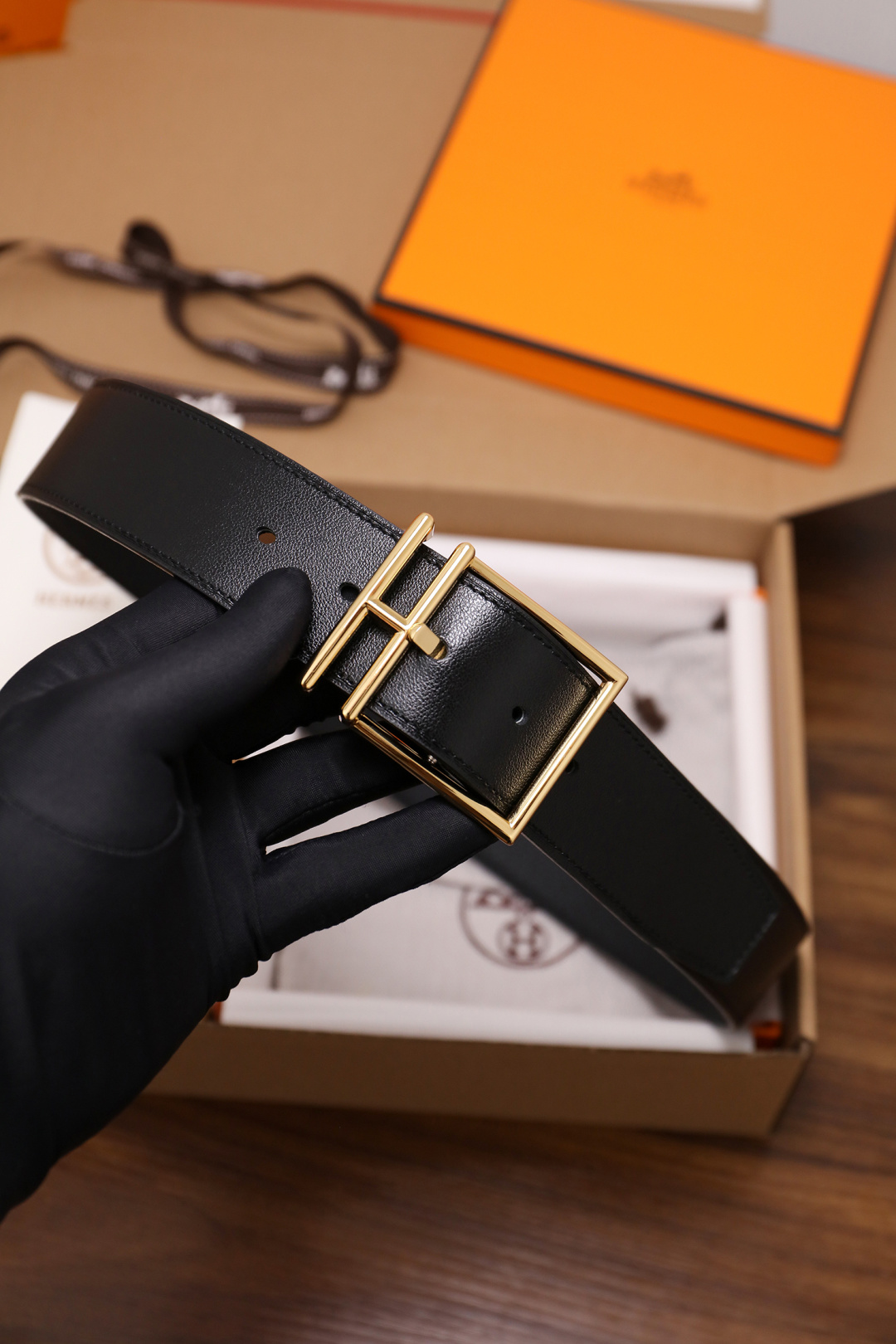 爱马仕 原单货品。双面可用 宽度3.8cmTOGO荔枝纹头层小牛皮搭配进口底皮。夹心我们也是用的纯皮，手