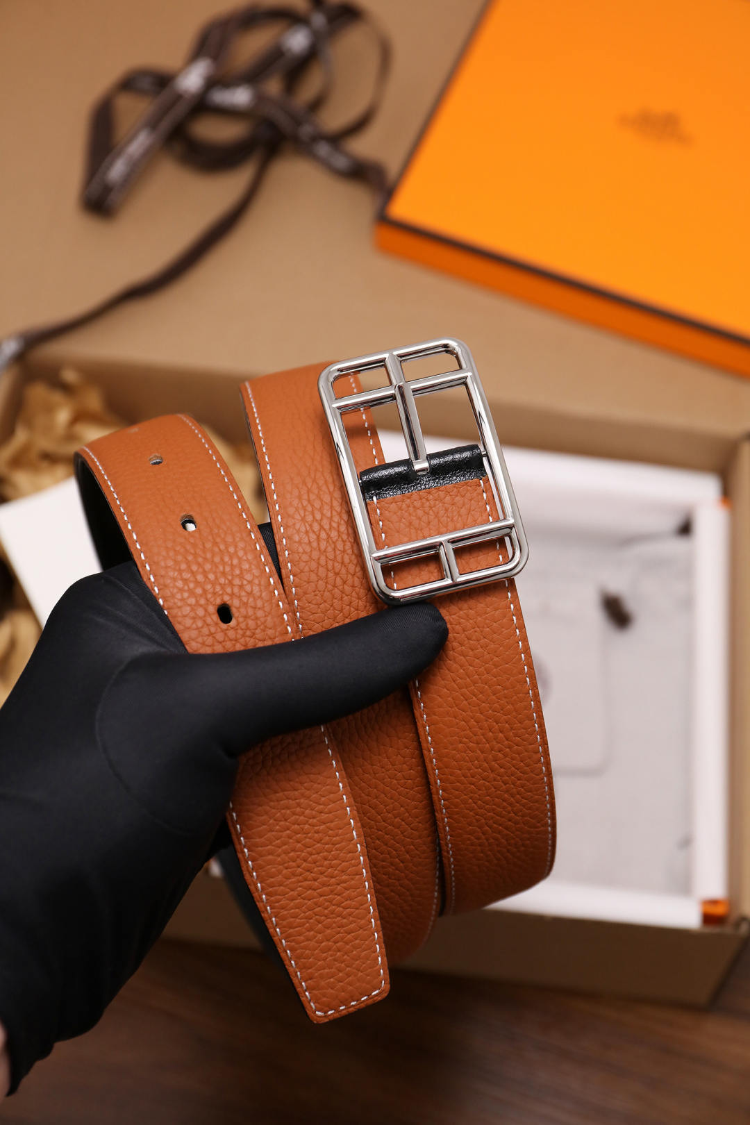 爱马仕 原单货品。双面可用 宽度3.2cm TOGO荔枝纹头层小牛皮搭配进口底皮。夹心我们也是用的纯皮，