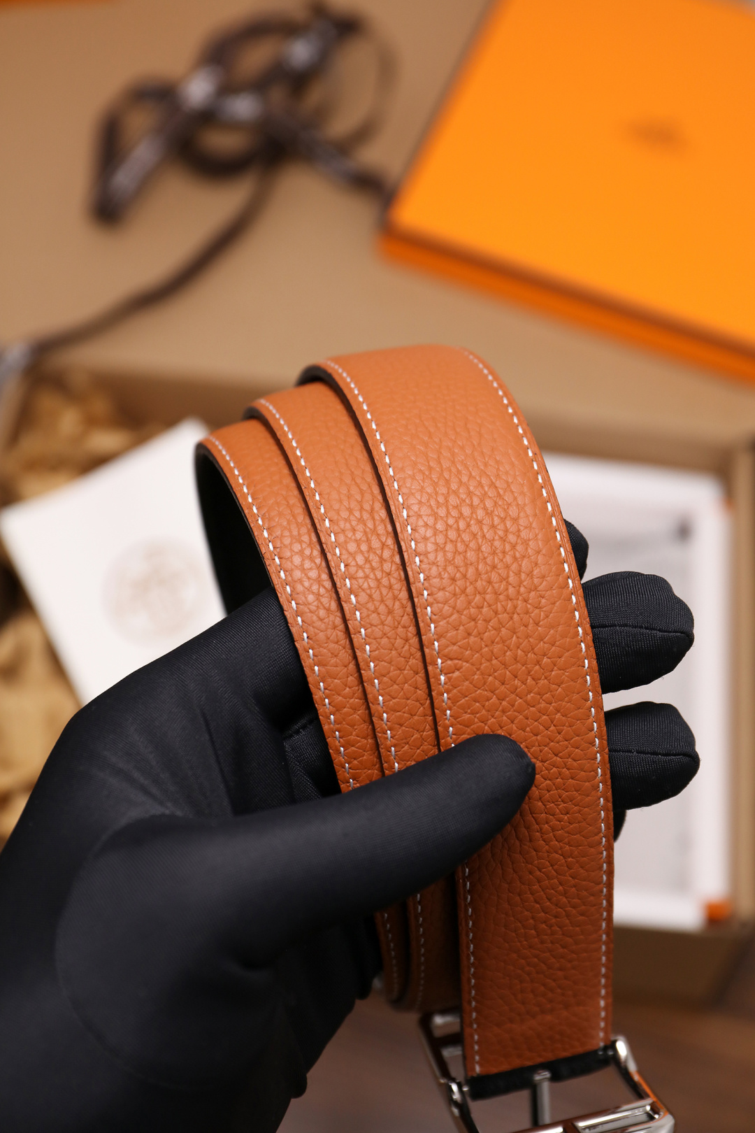 爱马仕 原单货品。双面可用 宽度3.2cm TOGO荔枝纹头层小牛皮搭配进口底皮。夹心我们也是用的纯皮，