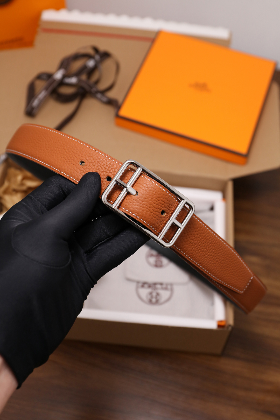 爱马仕 原单货品。双面可用 宽度3.2cm TOGO荔枝纹头层小牛皮搭配进口底皮。夹心我们也是用的纯皮，