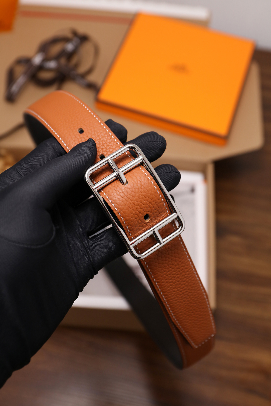 爱马仕 原单货品。双面可用 宽度3.2cm TOGO荔枝纹头层小牛皮搭配进口底皮。夹心我们也是用的纯皮，