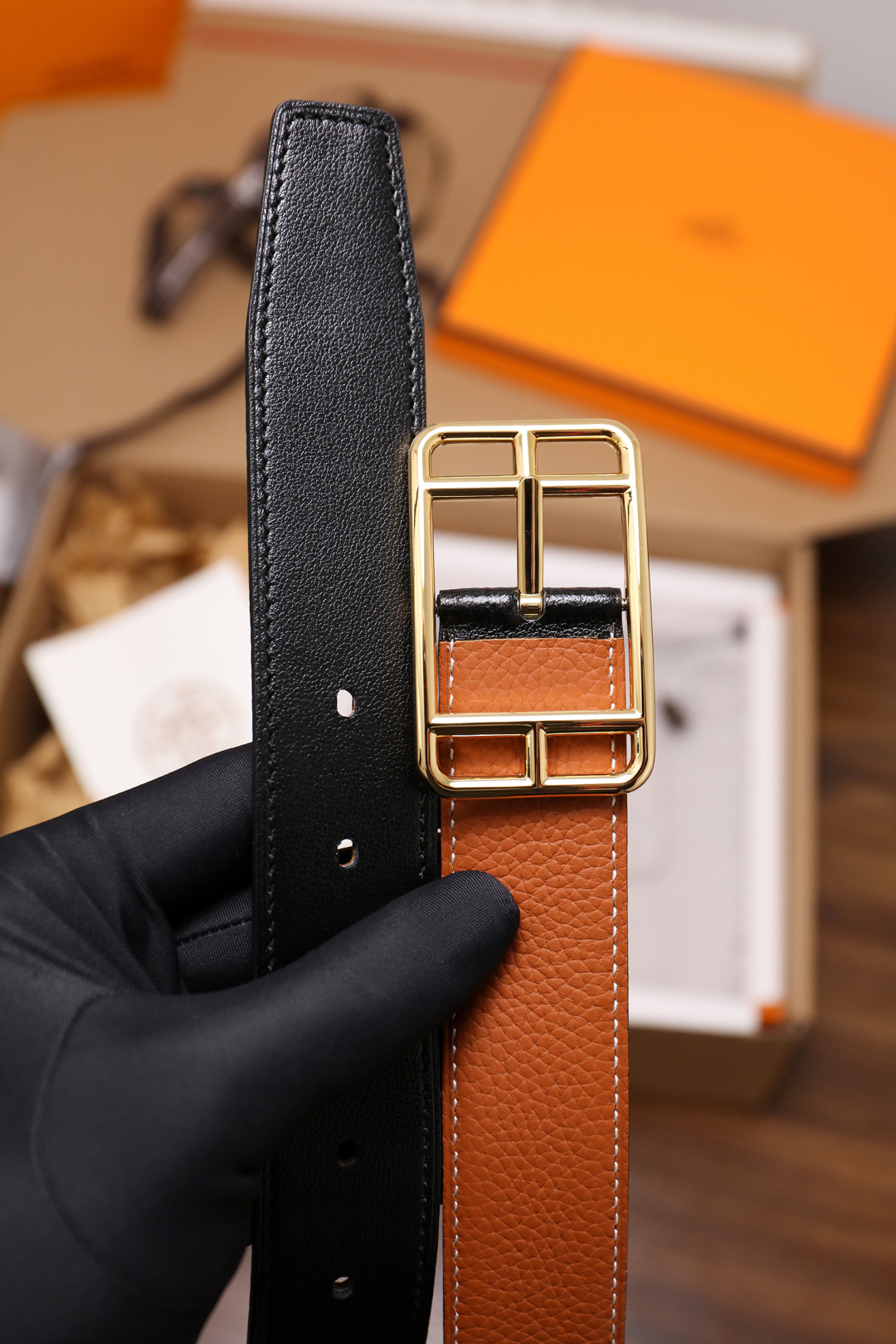 爱马仕 原单货品。双面可用 宽度3.2cm TOGO荔枝纹头层小牛皮搭配进口底皮。夹心我们也是用的纯皮，