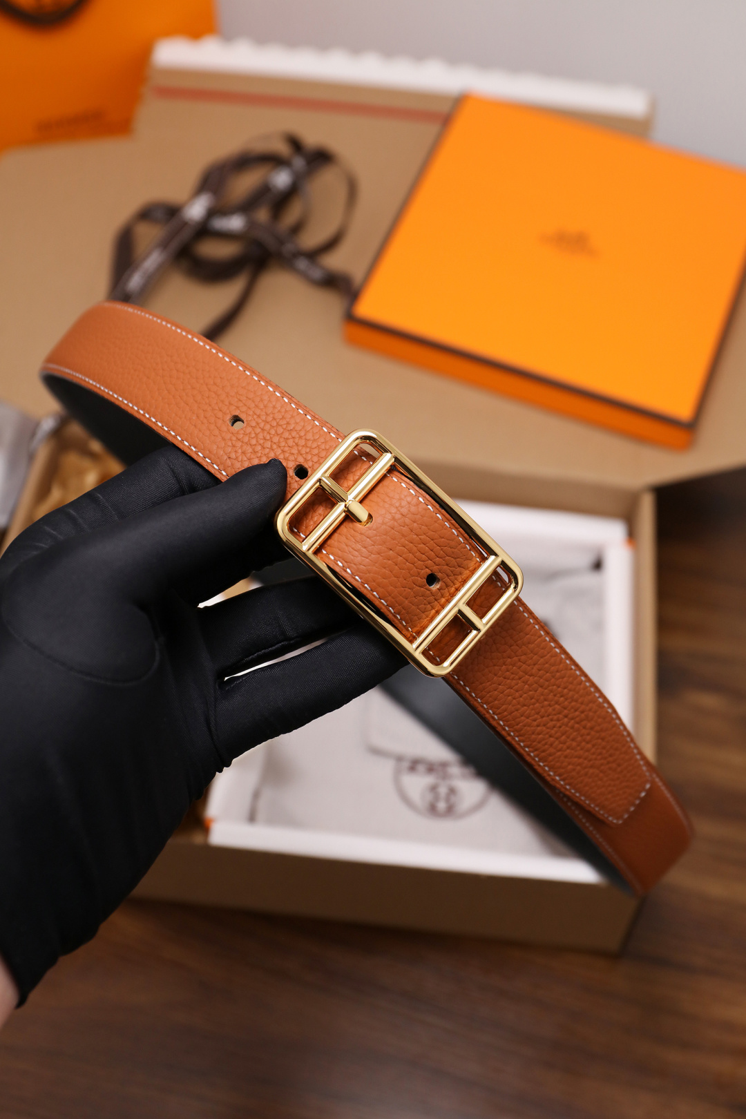 爱马仕 原单货品。双面可用 宽度3.2cm TOGO荔枝纹头层小牛皮搭配进口底皮。夹心我们也是用的纯皮，