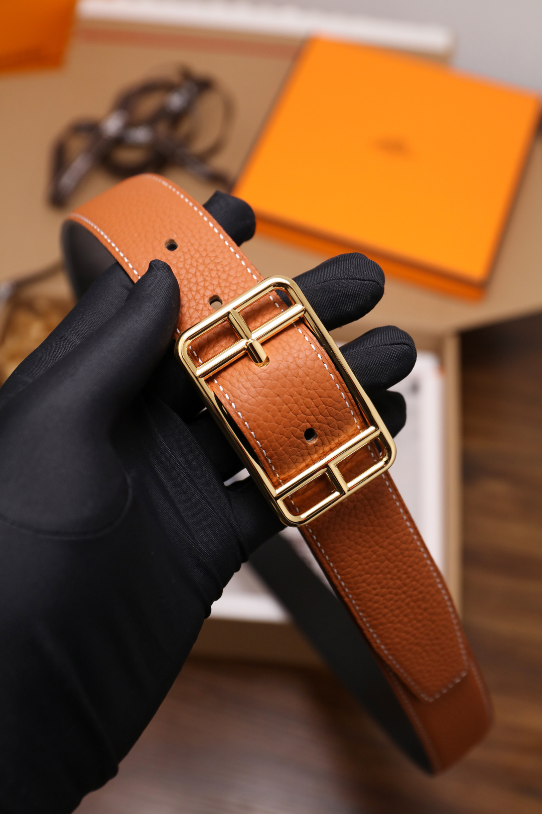 爱马仕 原单货品。双面可用 宽度3.2cm TOGO荔枝纹头层小牛皮搭配进口底皮。夹心我们也是用的纯皮，