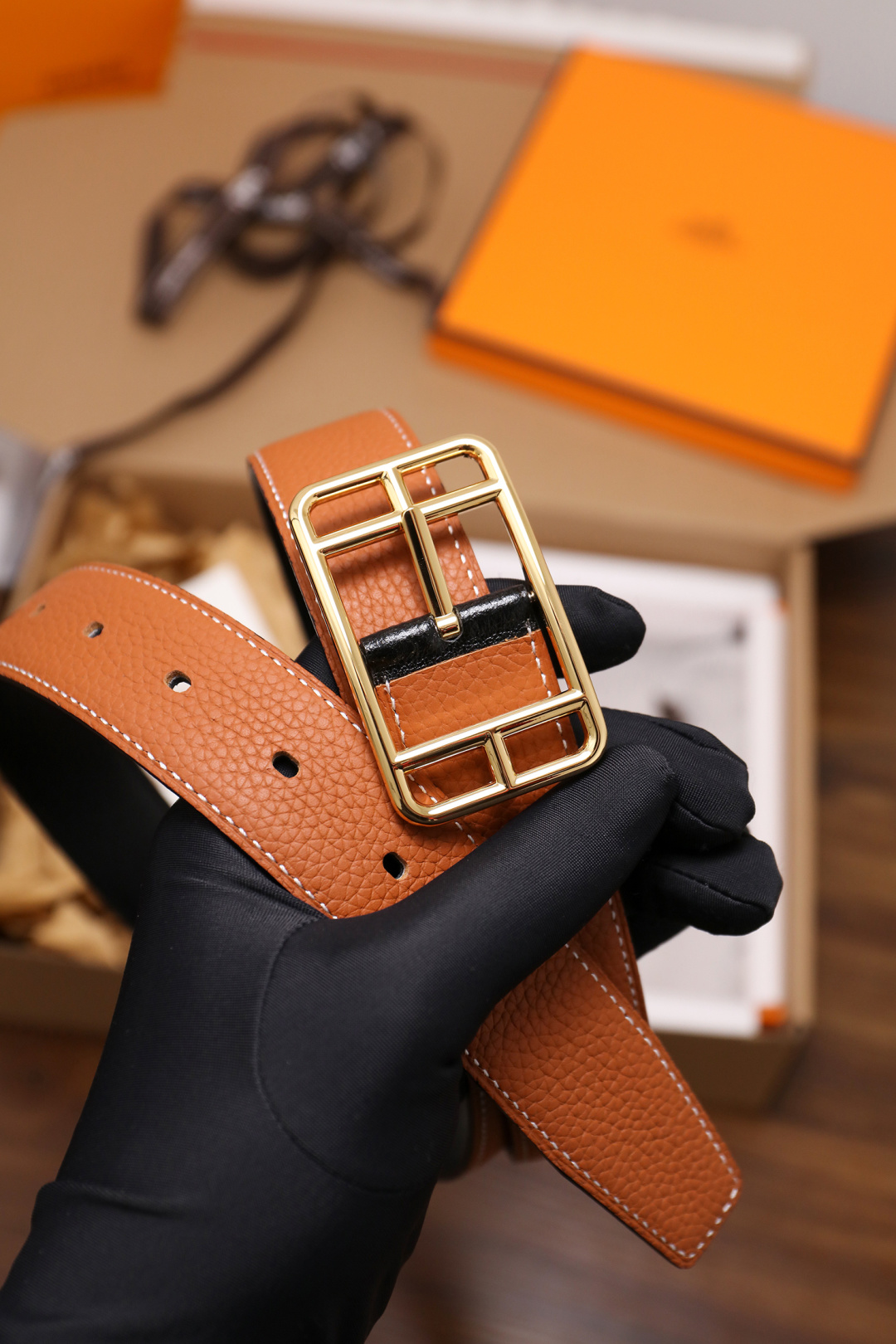 爱马仕 原单货品。双面可用 宽度3.2cm TOGO荔枝纹头层小牛皮搭配进口底皮。夹心我们也是用的纯皮，