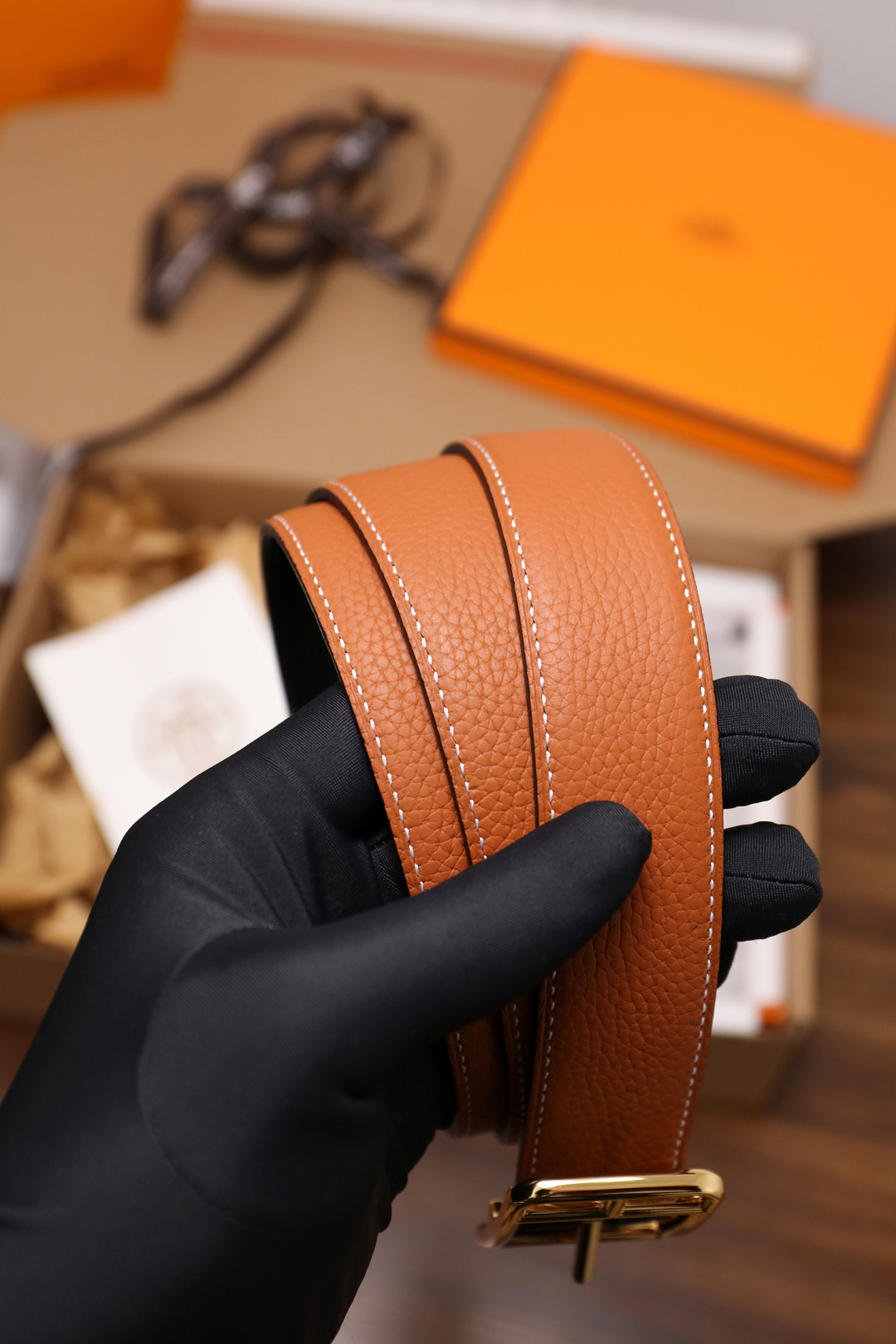 爱马仕 原单货品。双面可用 宽度3.2cm TOGO荔枝纹头层小牛皮搭配进口底皮。夹心我们也是用的纯皮，