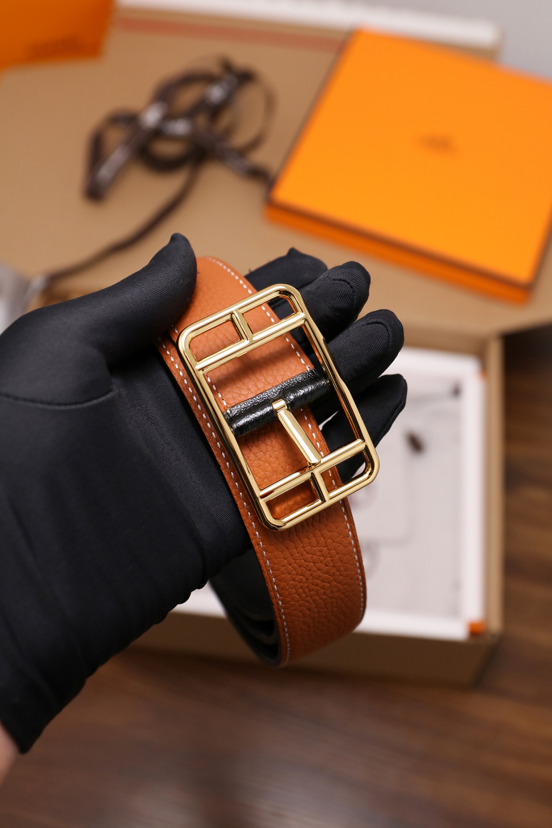 爱马仕 原单货品。双面可用 宽度3.2cm TOGO荔枝纹头层小牛皮搭配进口底皮。夹心我们也是用的纯皮，