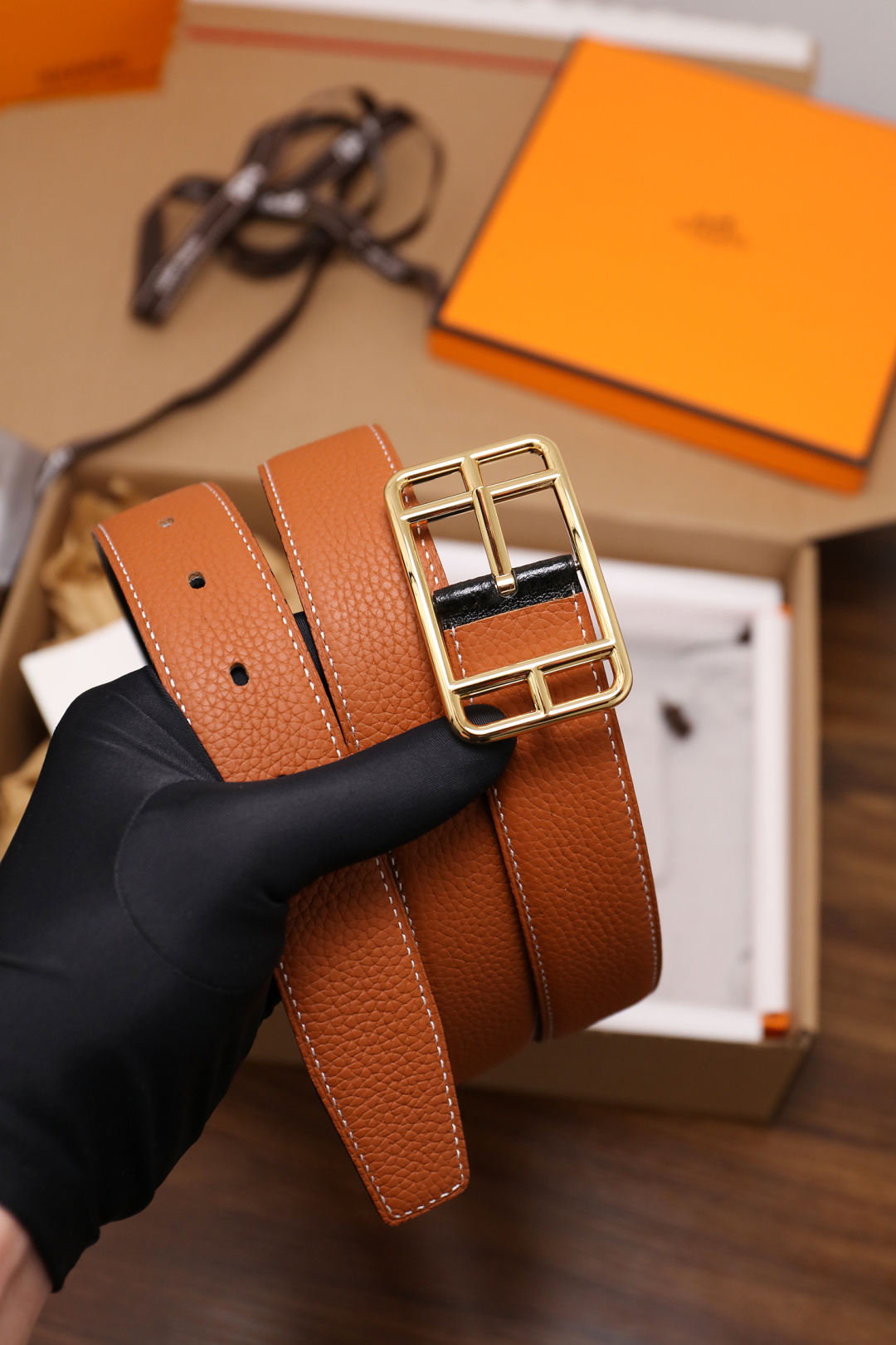 爱马仕 原单货品。双面可用 宽度3.2cm TOGO荔枝纹头层小牛皮搭配进口底皮。夹心我们也是用的纯皮，