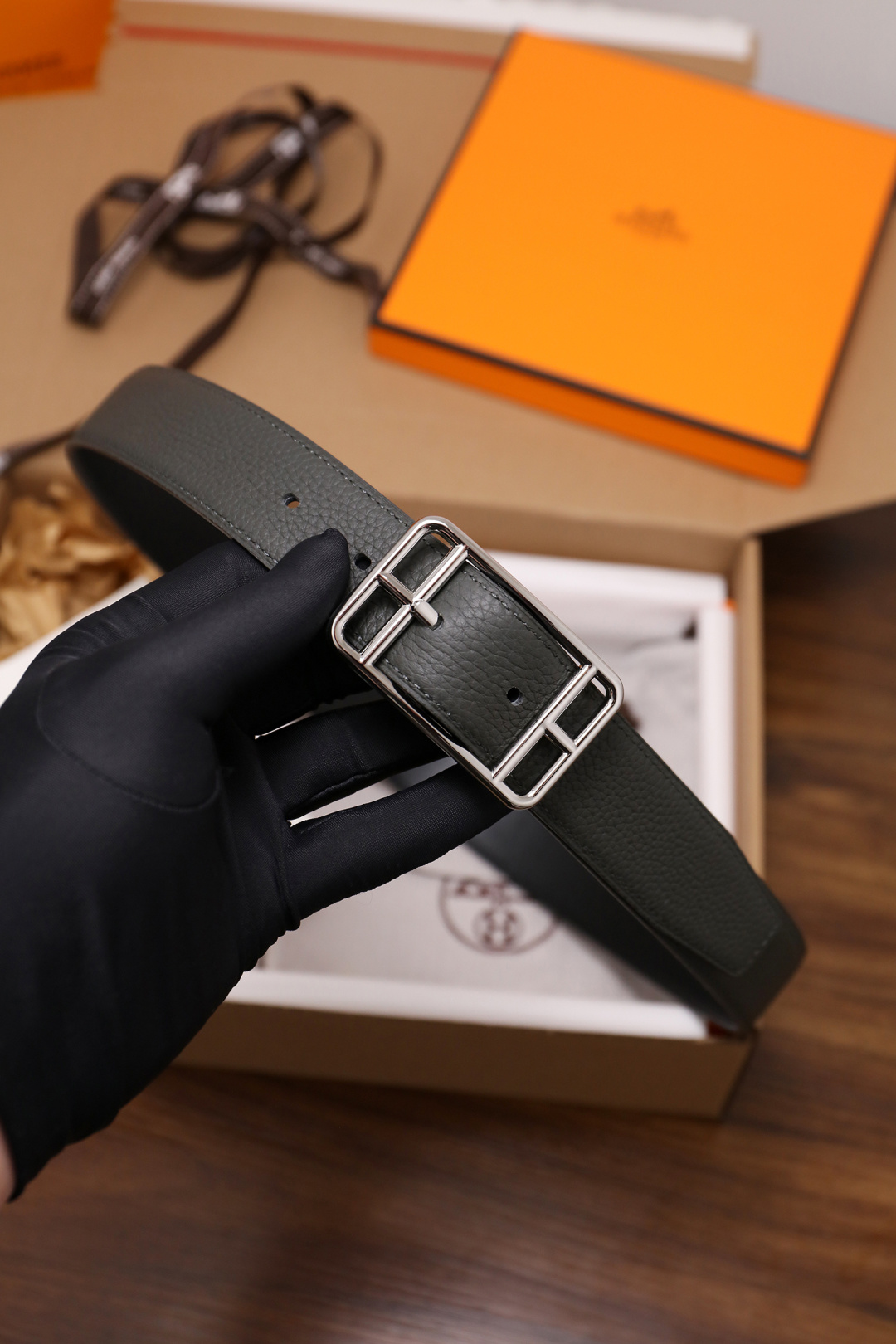 爱马仕 原单货品。双面可用 宽度3.2cm TOGO荔枝纹头层小牛皮搭配进口底皮。夹心我们也是用的纯皮，