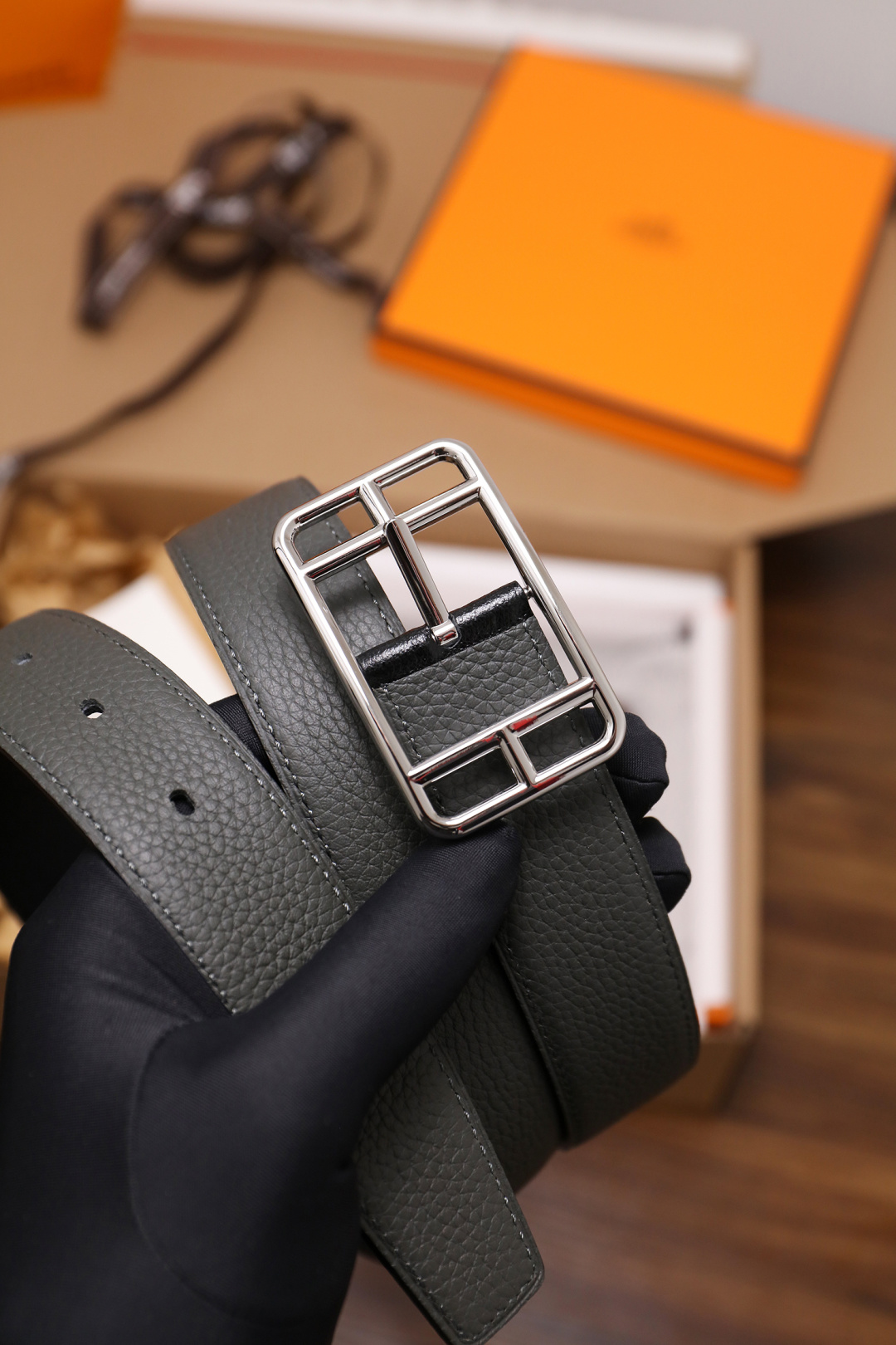 爱马仕 原单货品。双面可用 宽度3.2cm TOGO荔枝纹头层小牛皮搭配进口底皮。夹心我们也是用的纯皮，