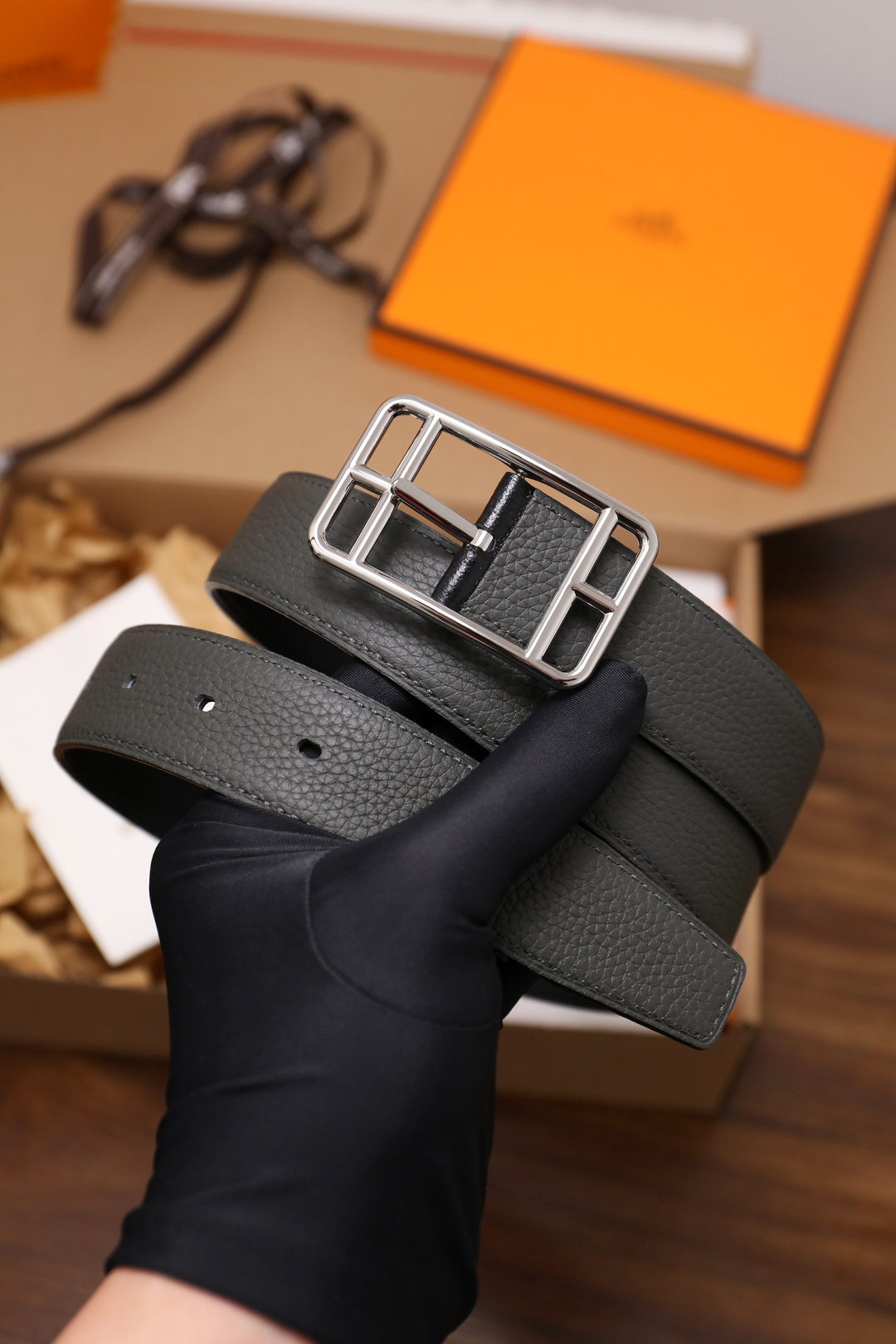 爱马仕 原单货品。双面可用 宽度3.2cm TOGO荔枝纹头层小牛皮搭配进口底皮。夹心我们也是用的纯皮，